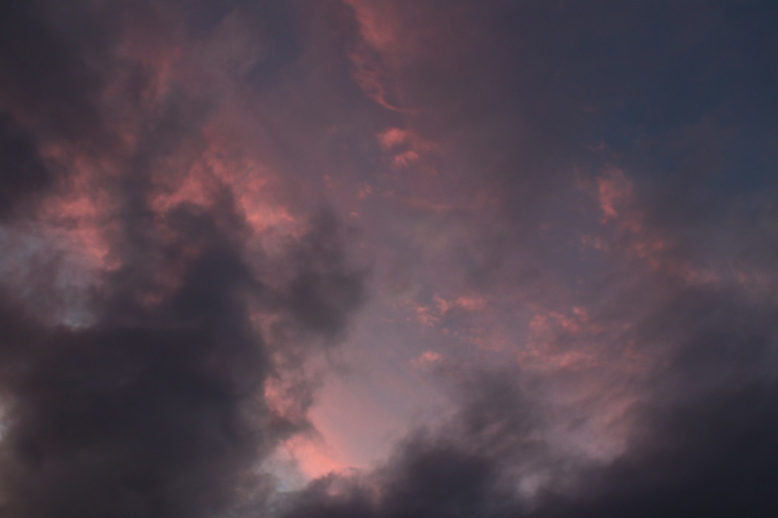 Ciel dramatique avec des nuages colorés