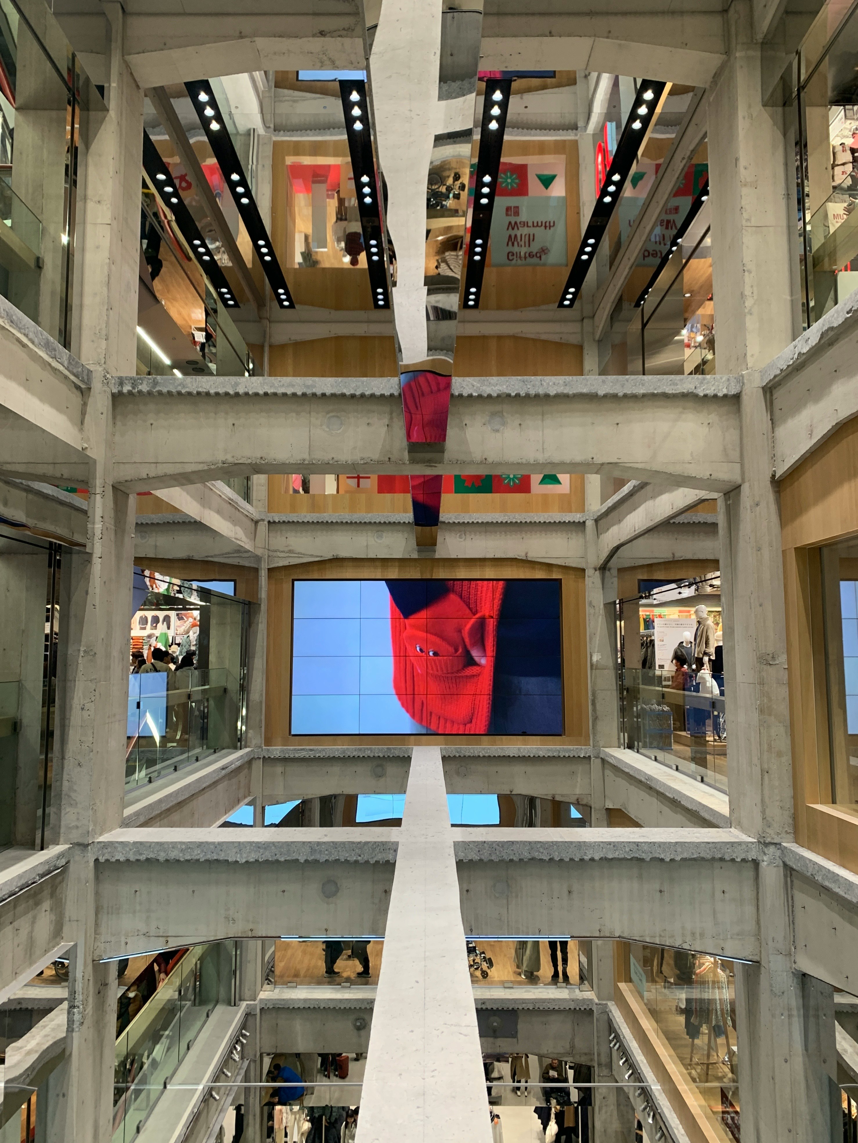 吹き抜けのある屋内展示空間の中央通路