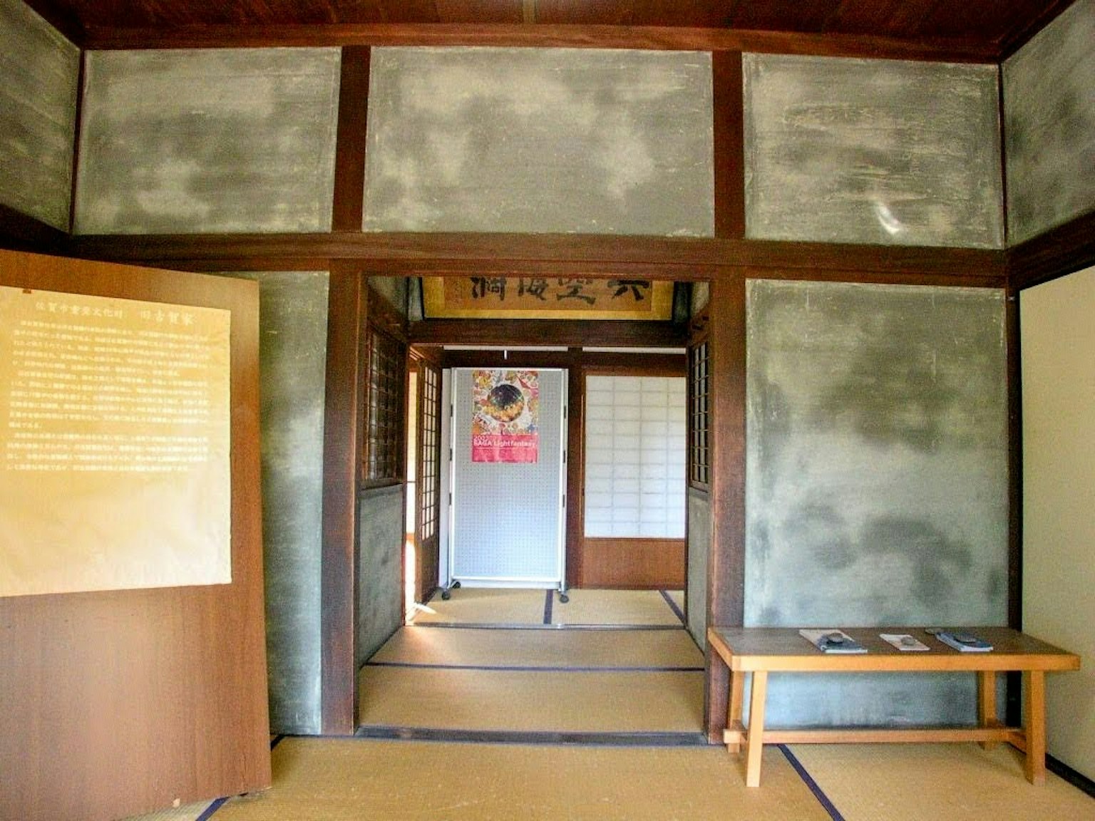 传统日本房间的内部景观，榻榻米地板和木制家具
