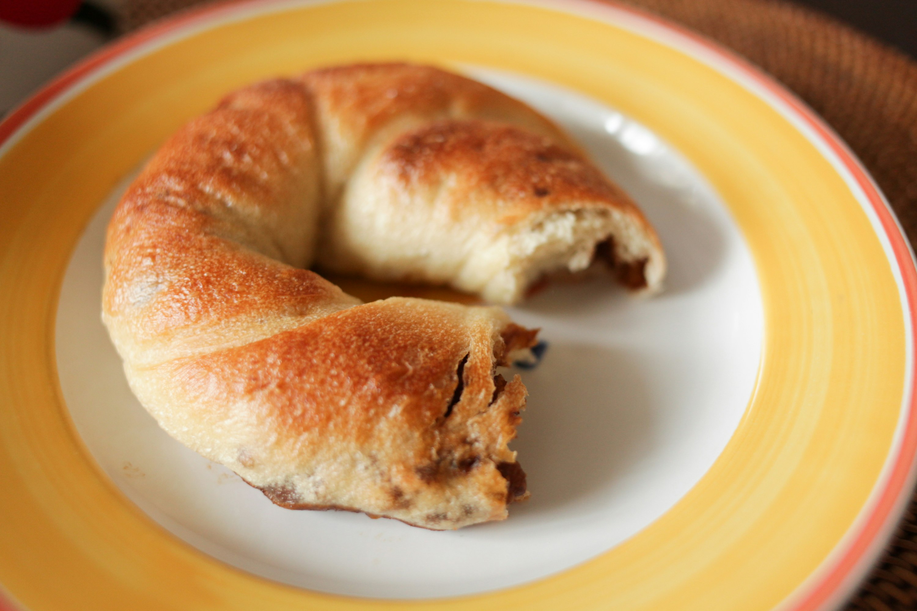 frisch gebackenes Bagel-ähnliches Brot auf einem Teller