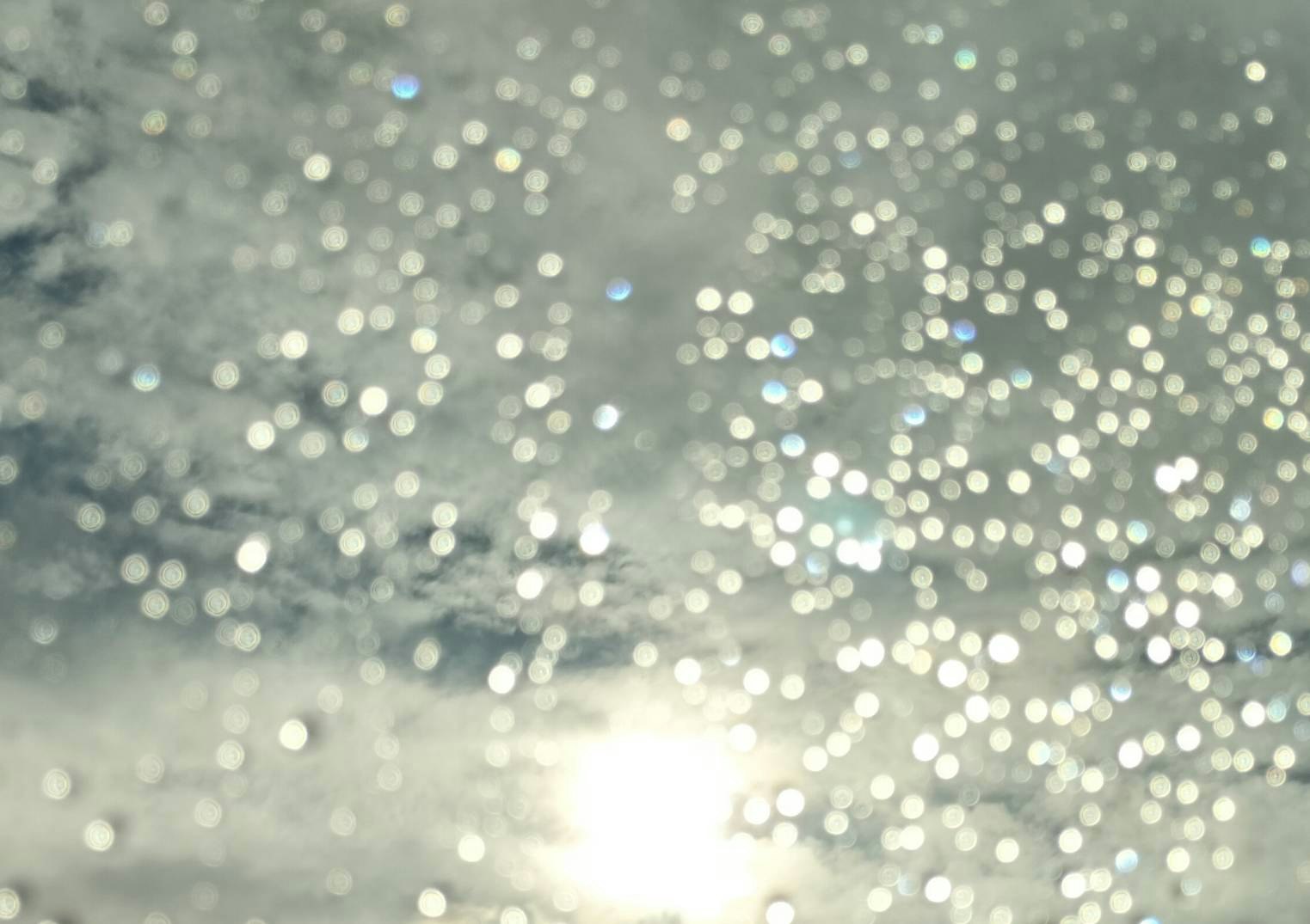 雨上がりの窓に光る雨粒のクローズアップ