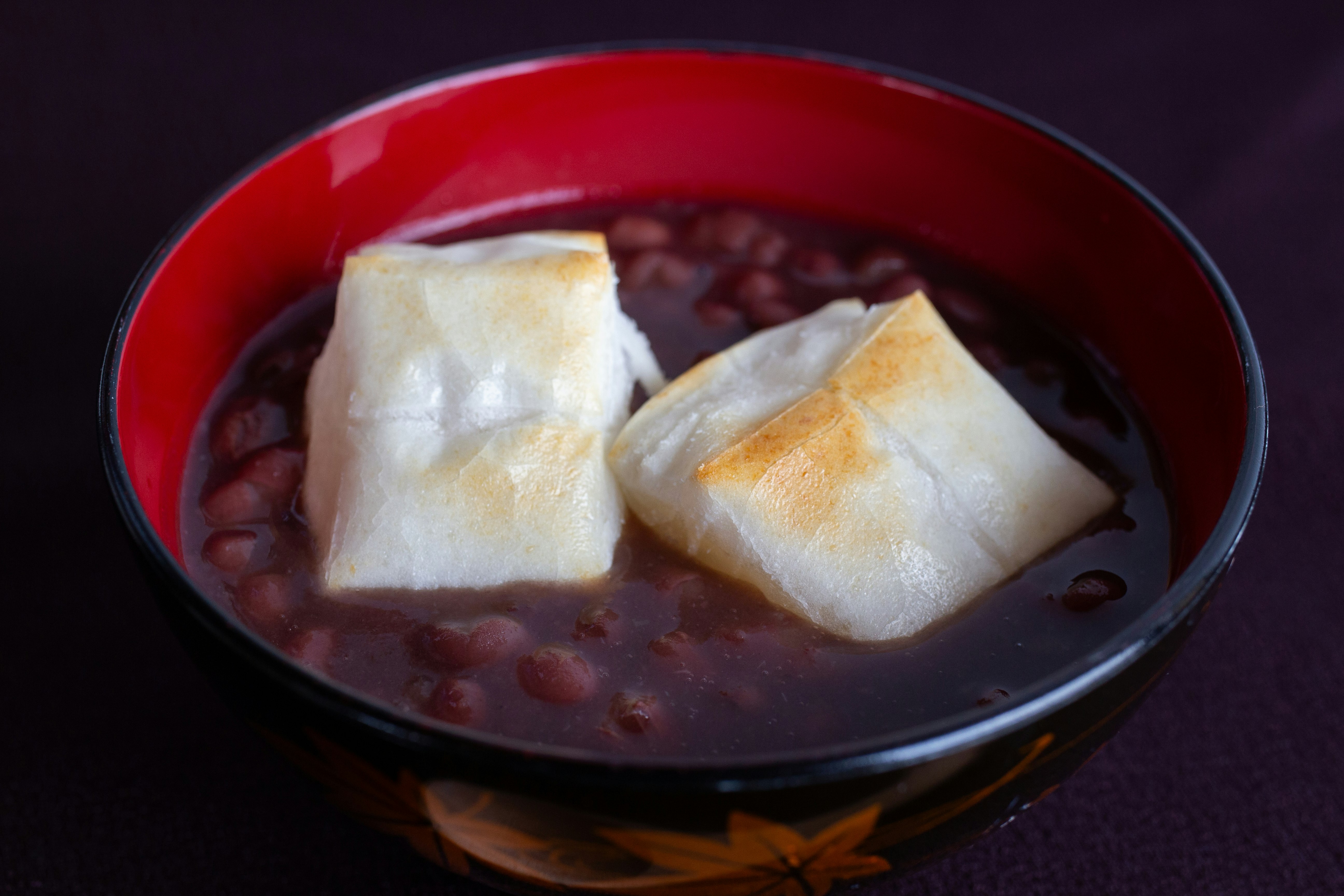 tofu y sopa miso en un cuenco rojo
