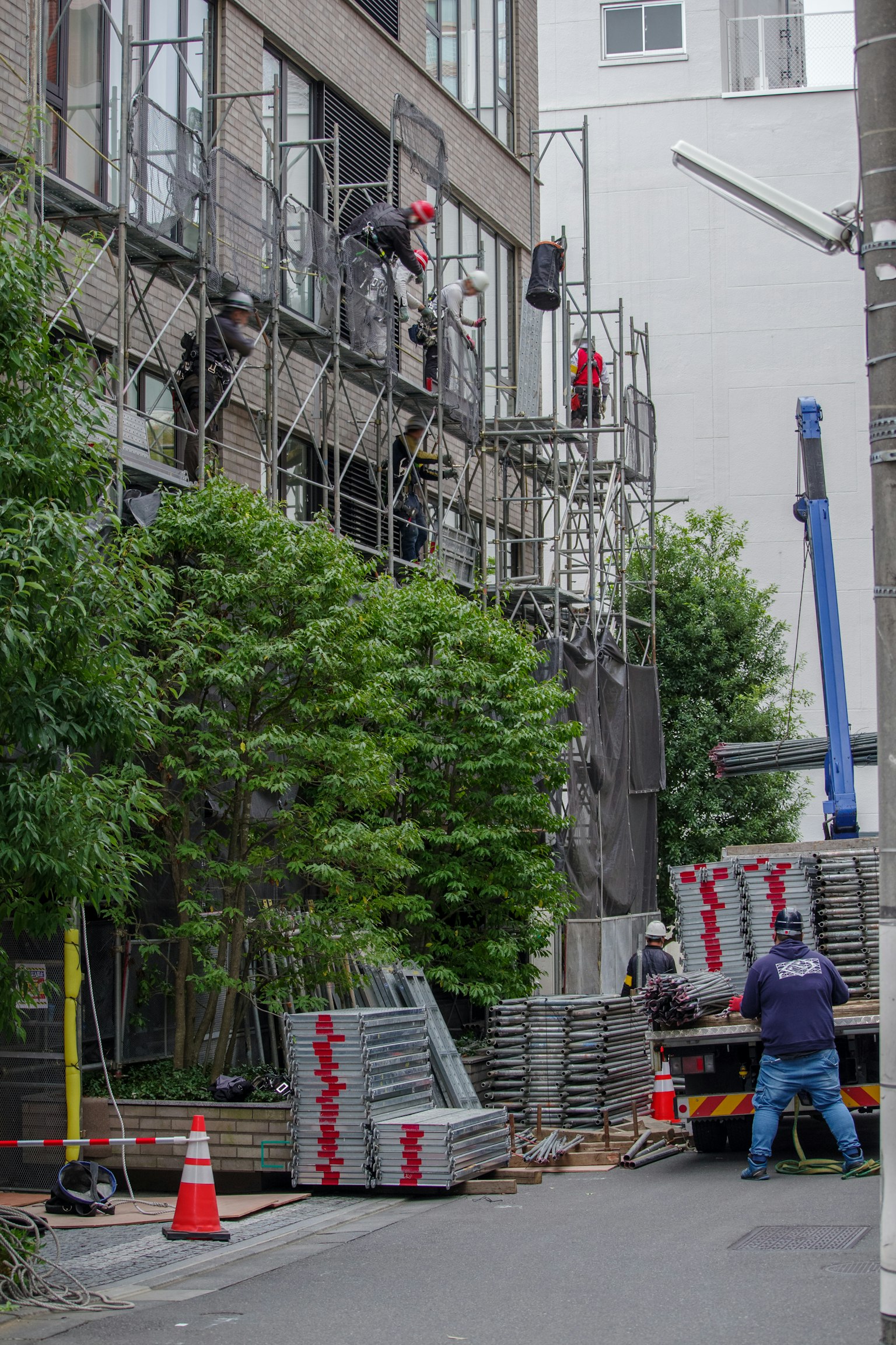 Lavoratori edili che utilizzano un'impalcatura sulla facciata di un edificio