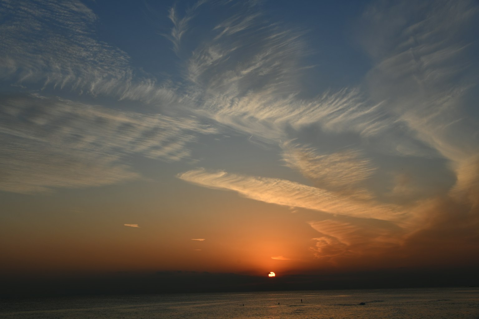 Beaux motifs de nuages dans le ciel au coucher du soleil sur l'océan