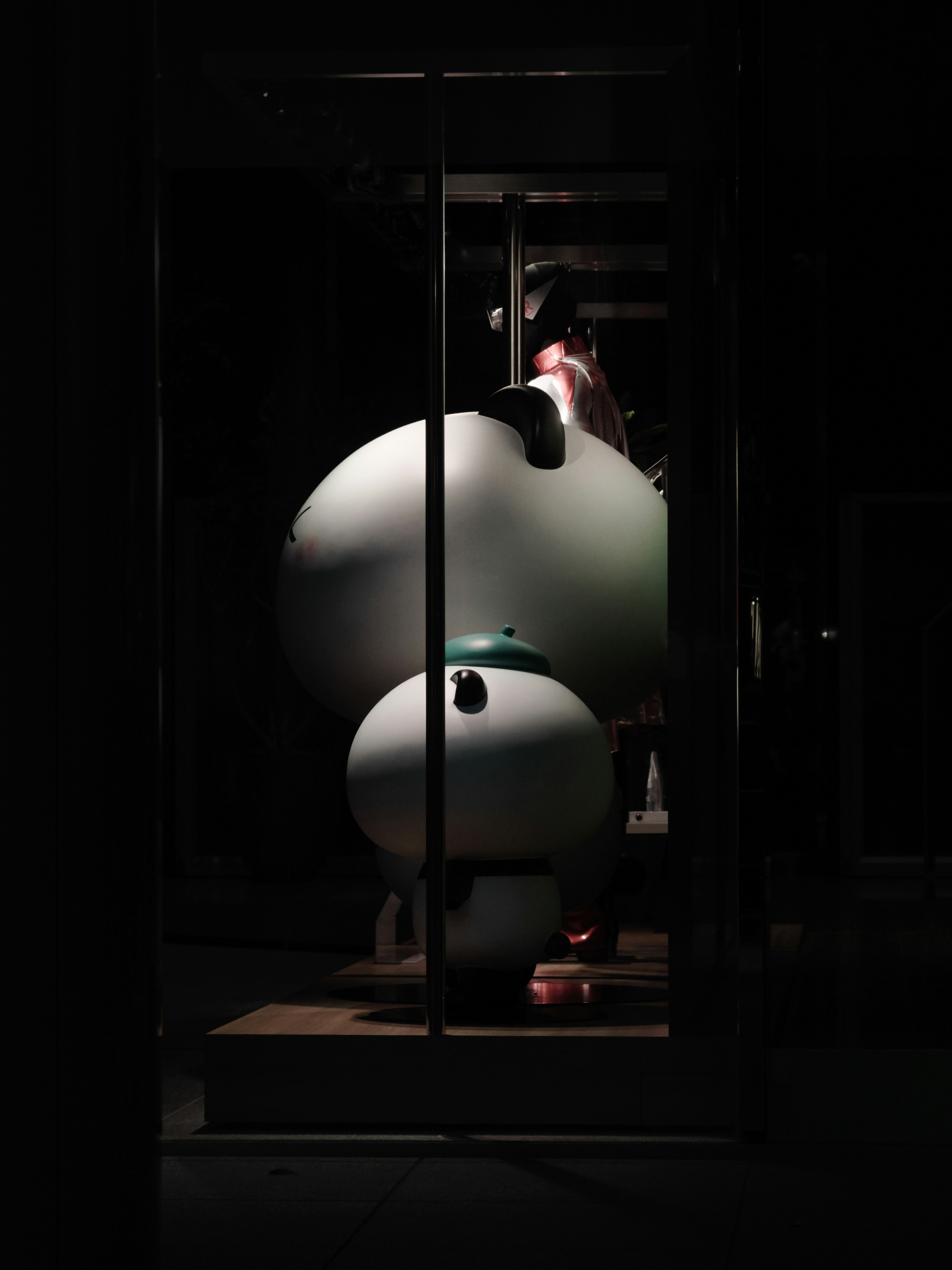 光と影の中の白いパンダの置物