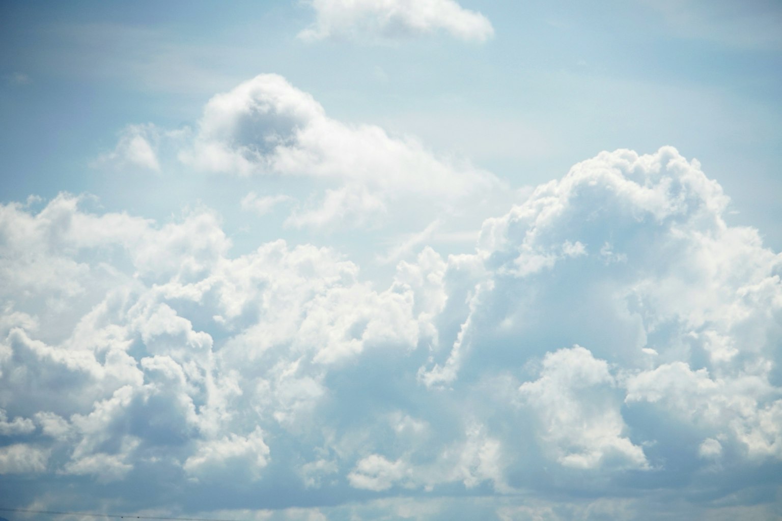 Pemandangan tenang awan putih di langit biru