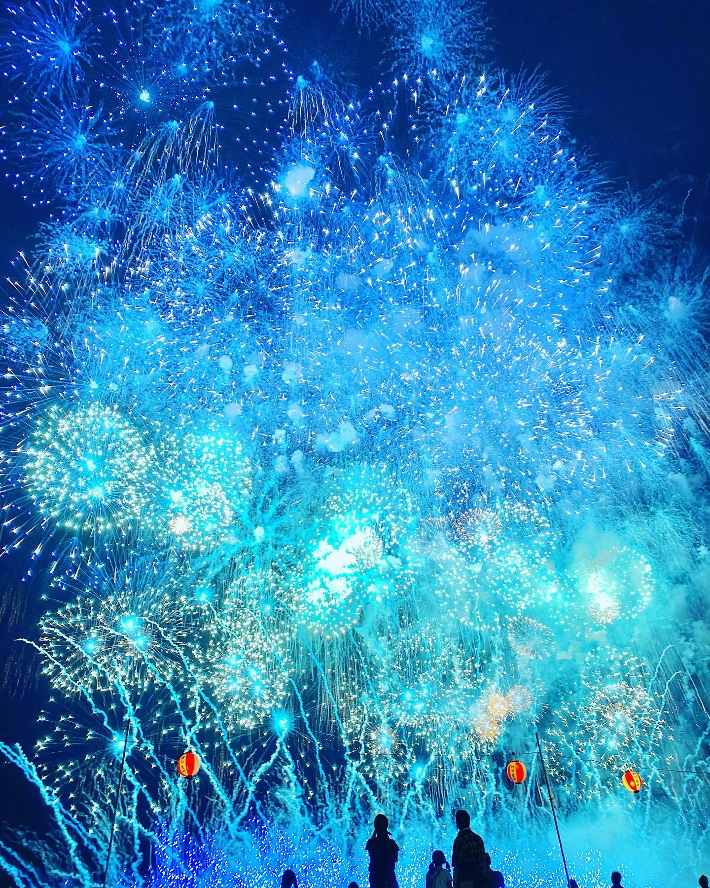 青い花火が夜空に広がる光景