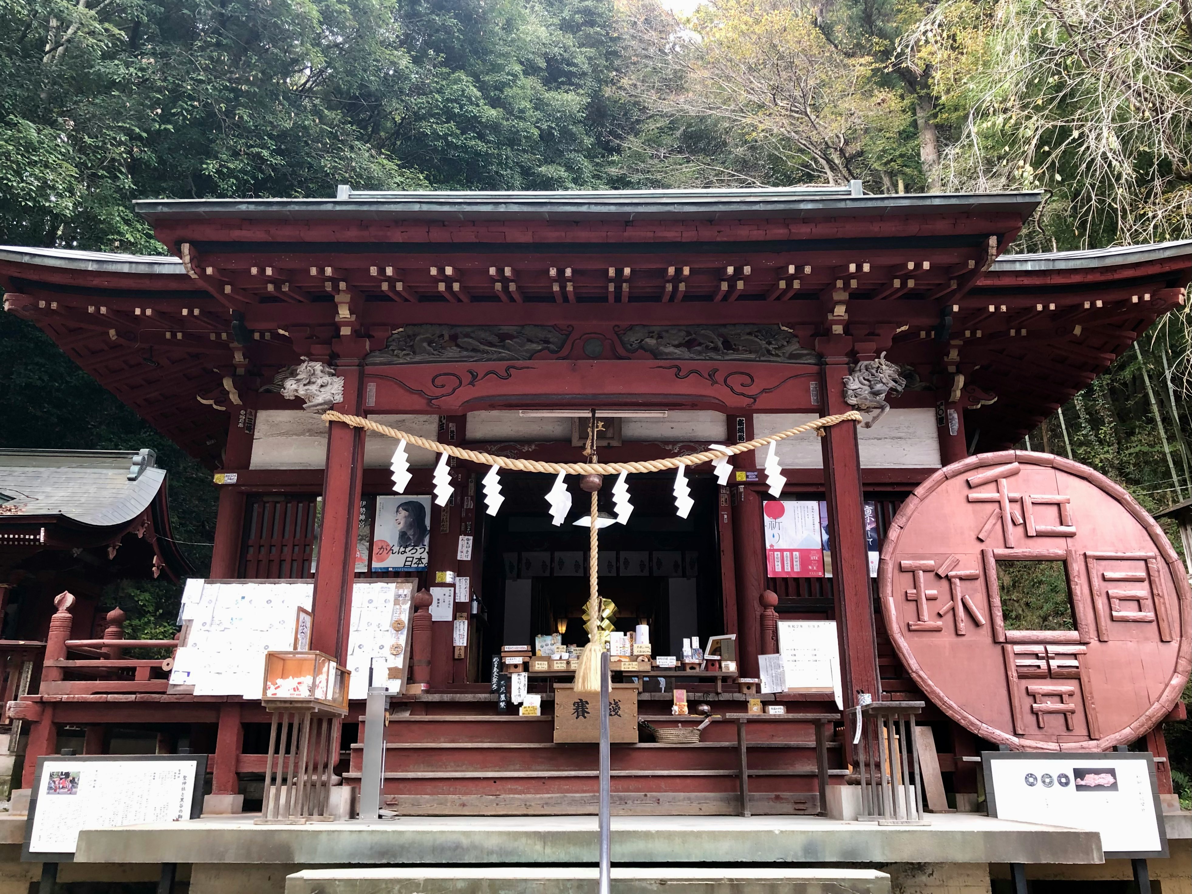 森林中的神社本殿與注連繩