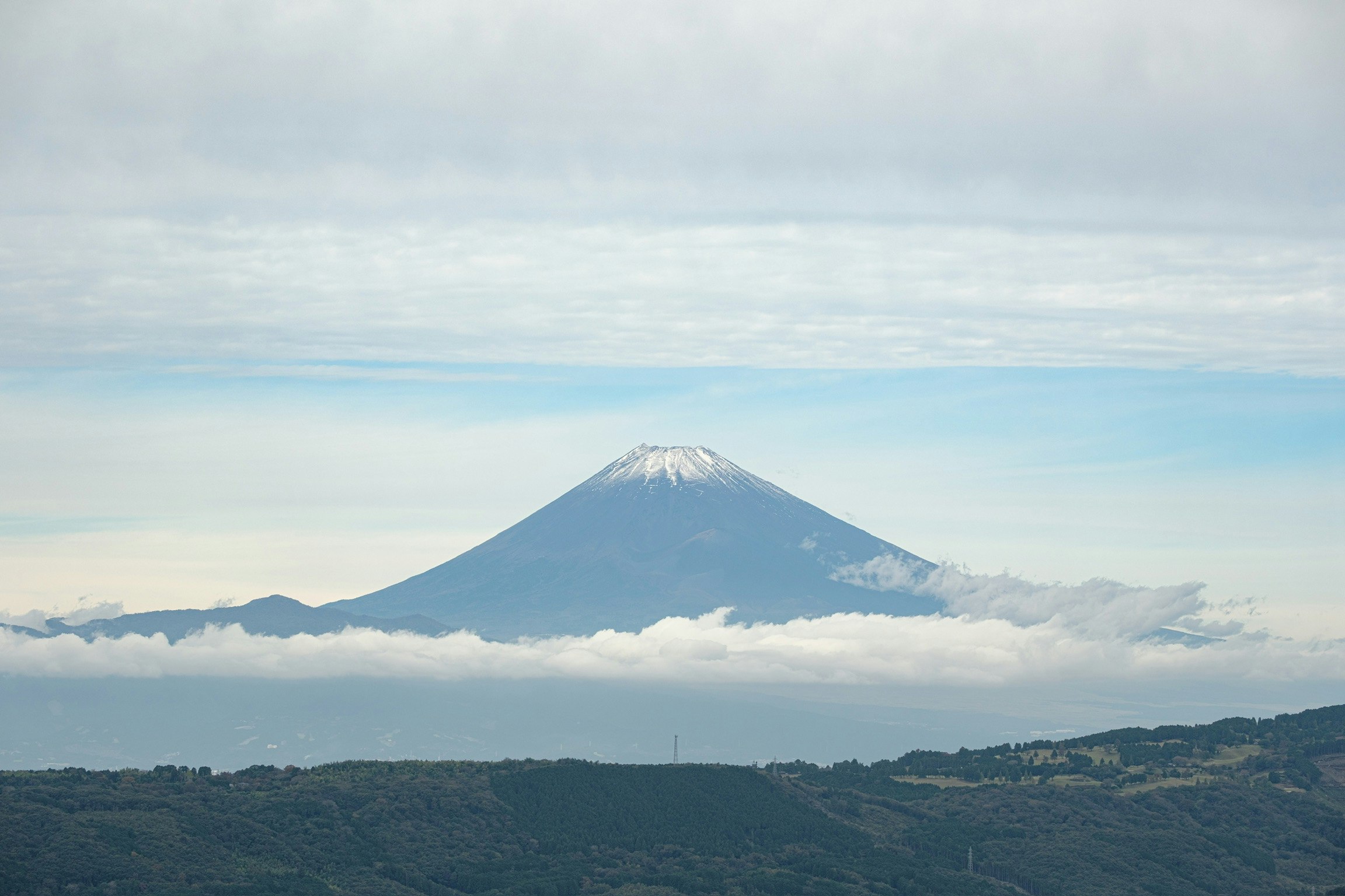 云海之上的山峰与群山