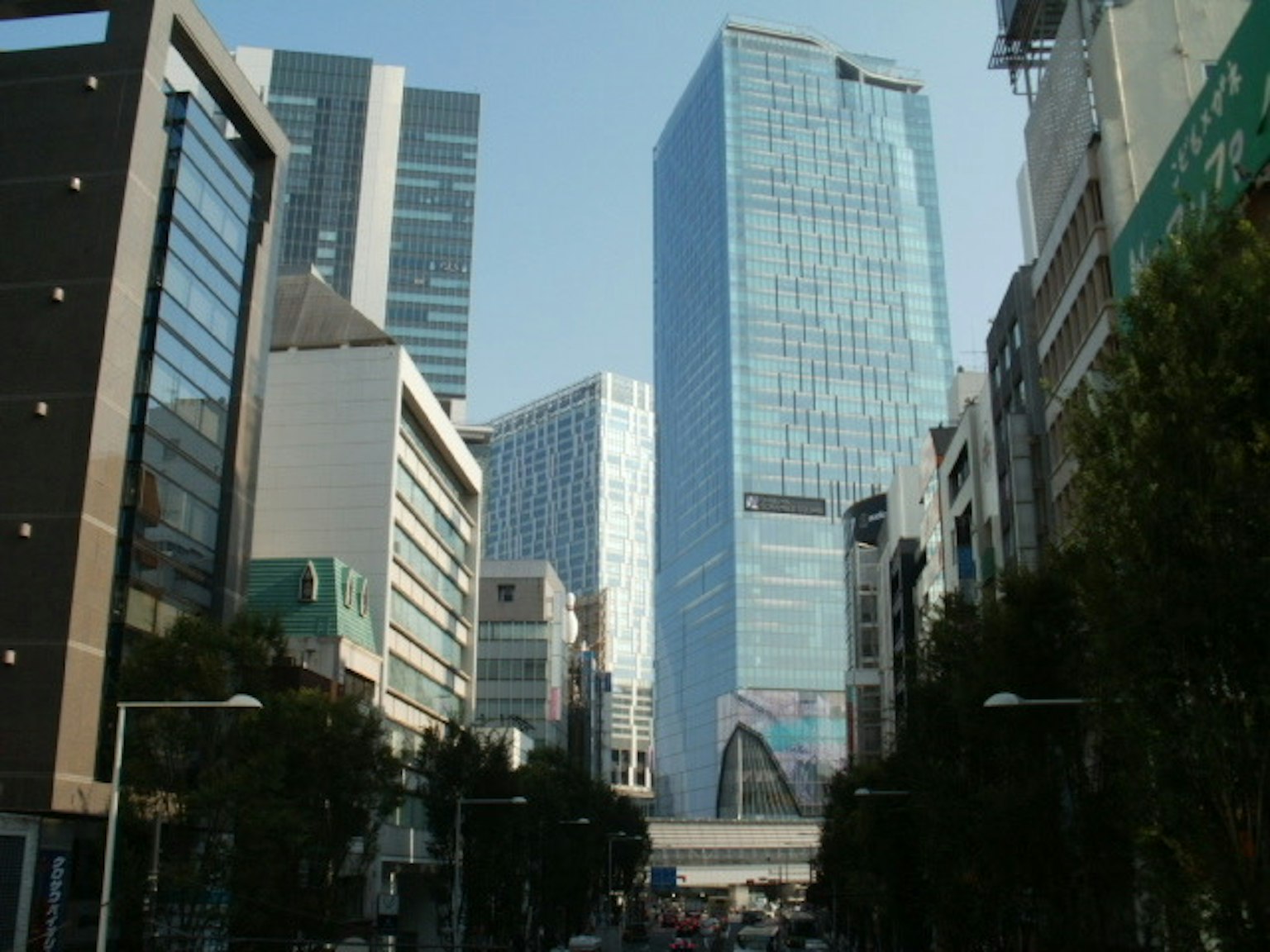 高層ビルが立ち並ぶ都市の風景 近代的な建築と青空