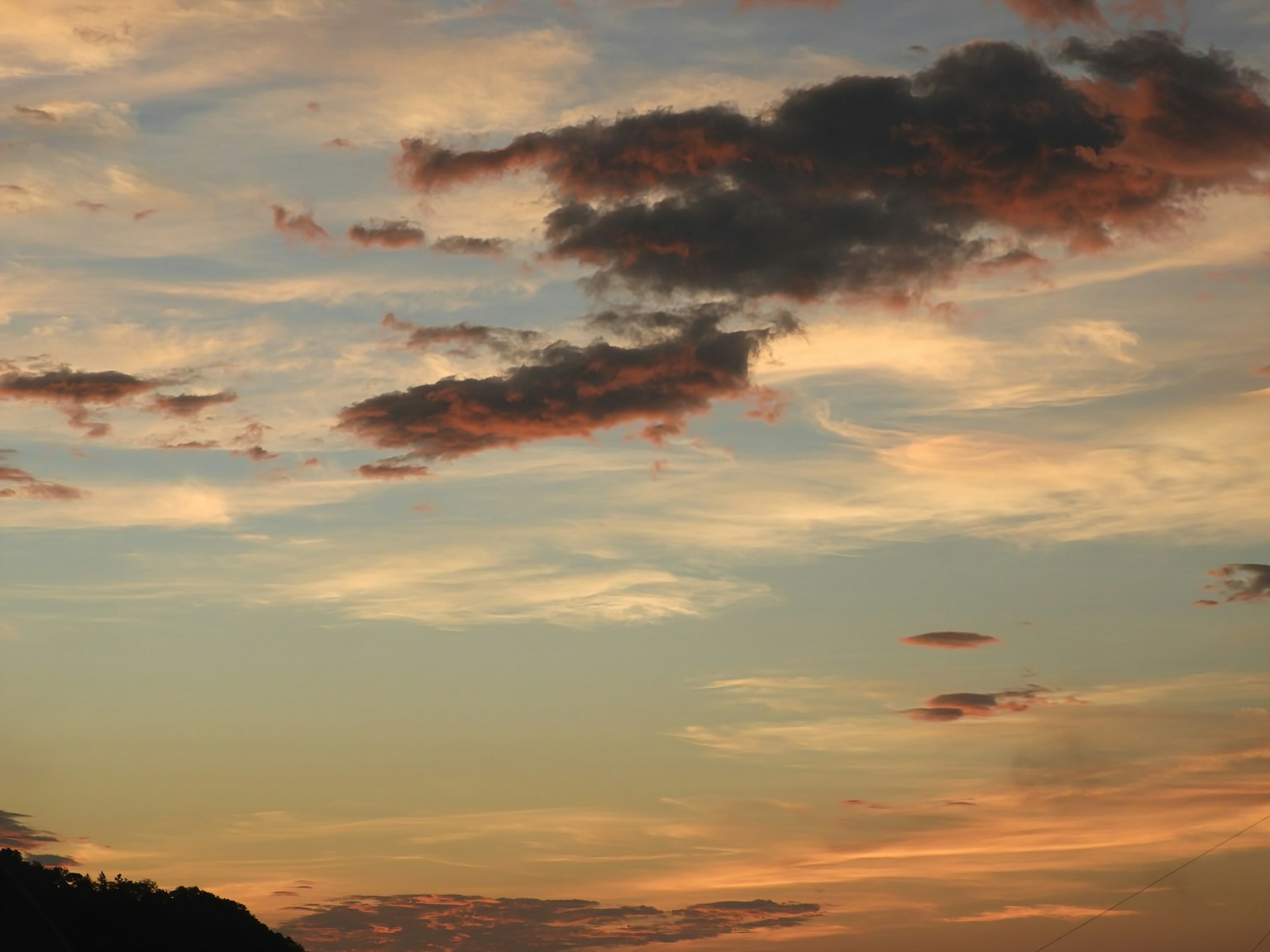 Cielo al tramonto bellissimo con nuvole