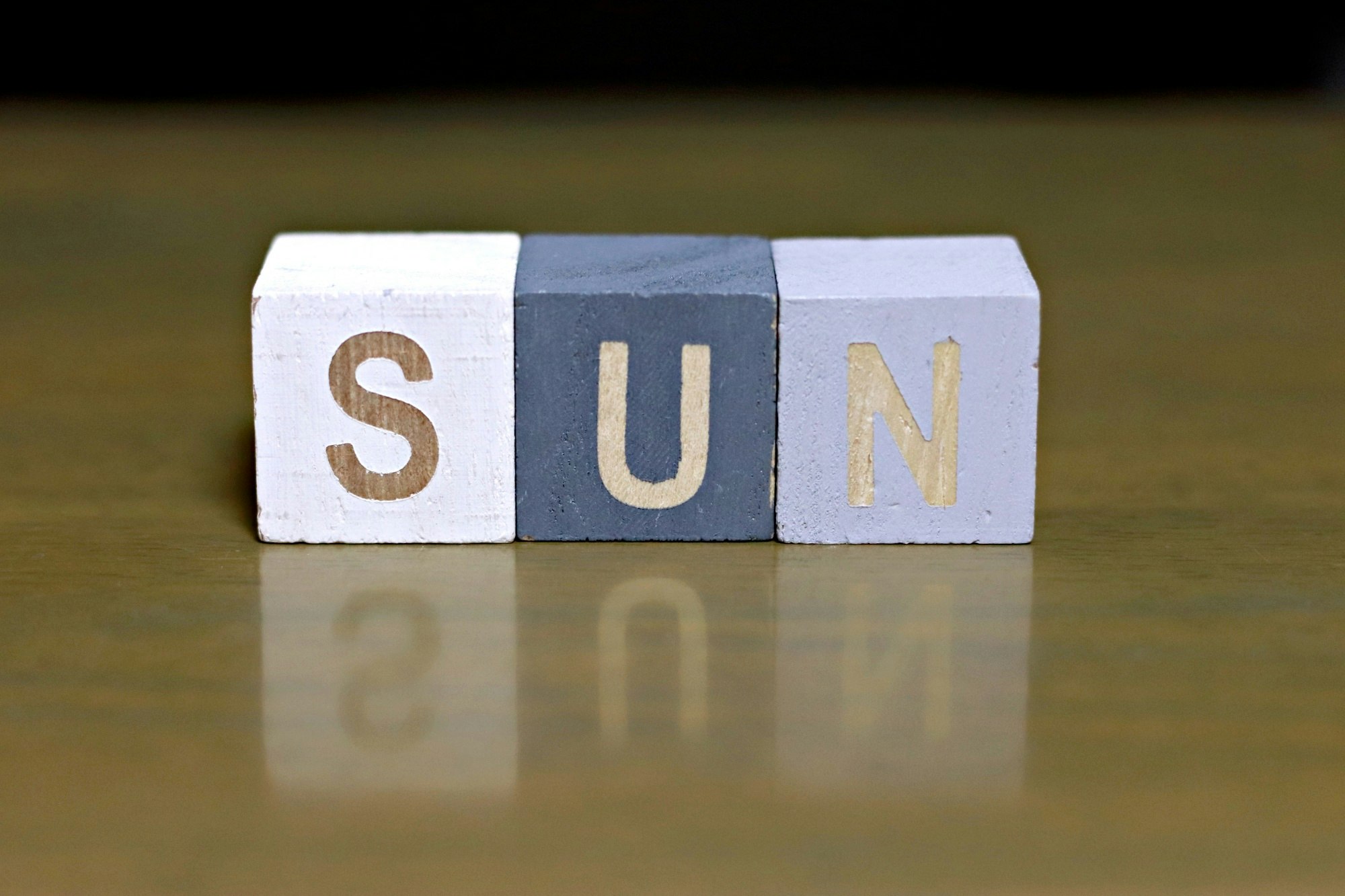 blocs en bois formant le mot « SUN »