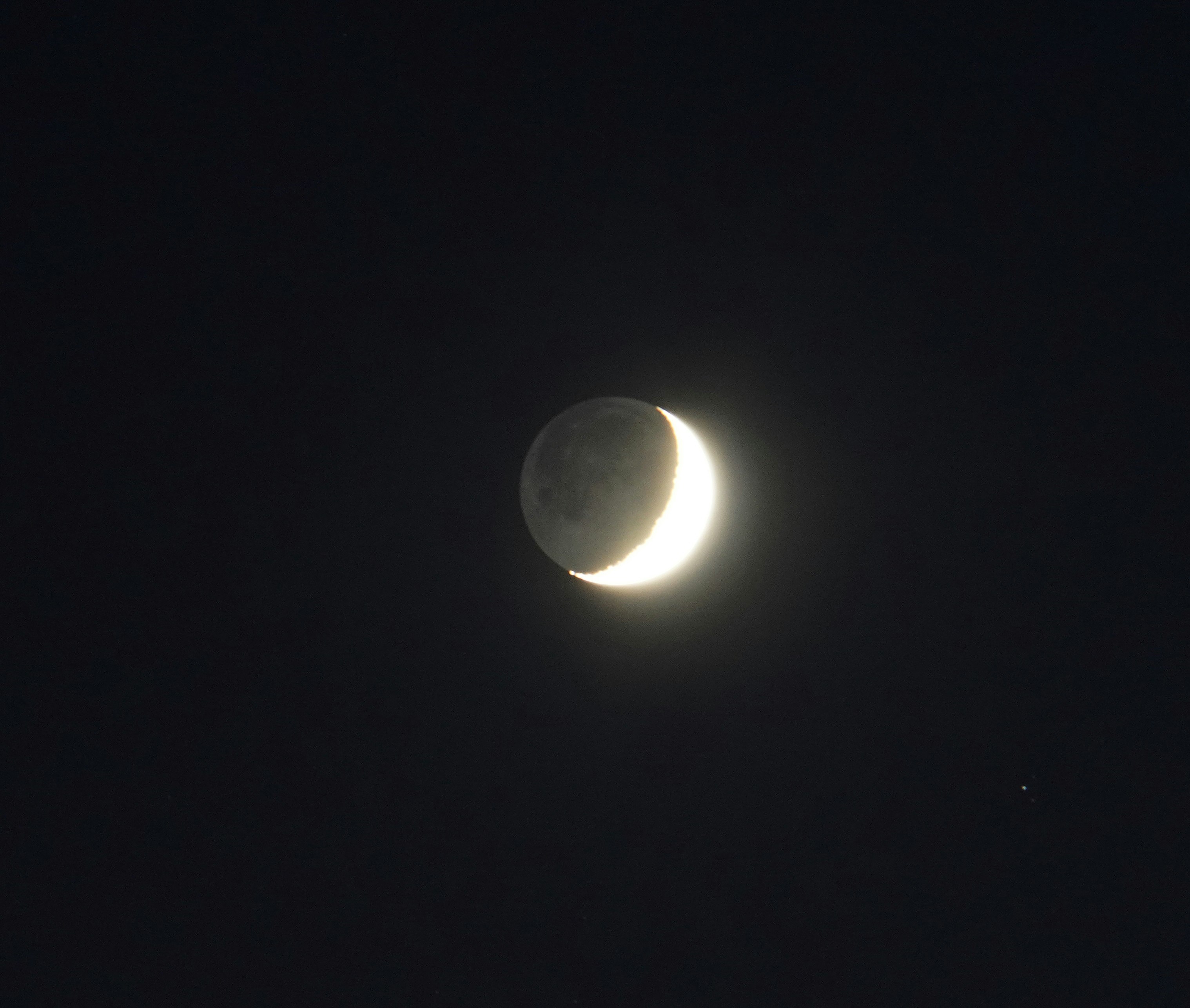 夜空中的月亮与类似月食的天象