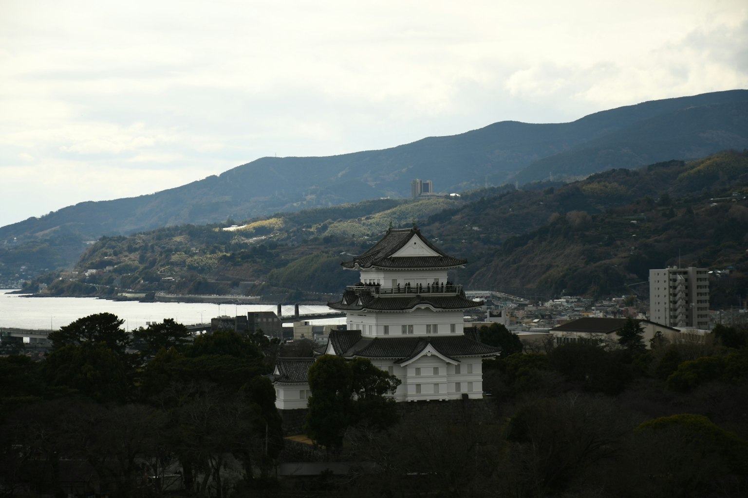 Château historique entouré de belles montagnes et de la mer