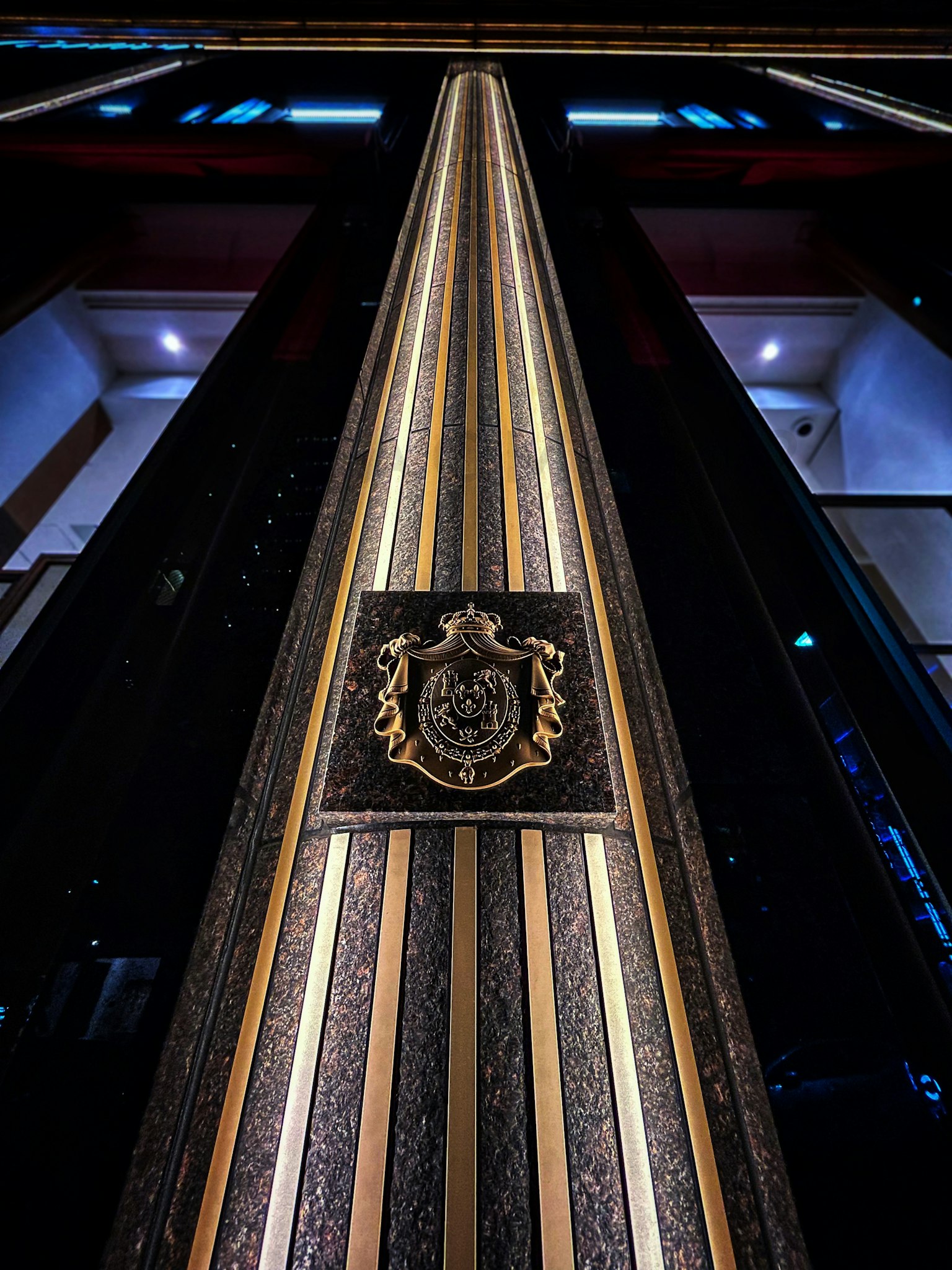 豪華な装飾が施された柱のアップショット 照明が美しく映える