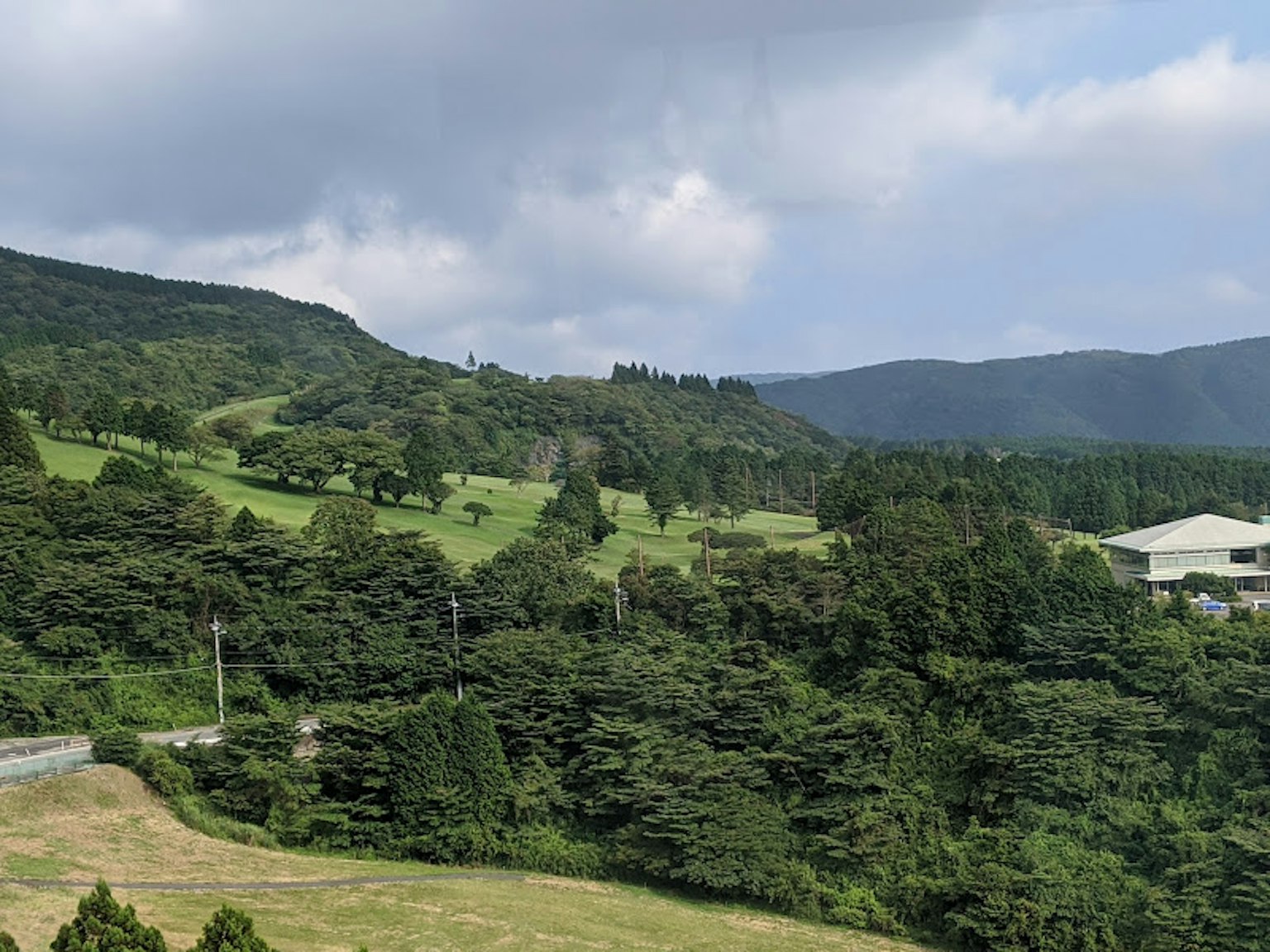 Paesaggio pittoresco con colline verdi e cielo blu