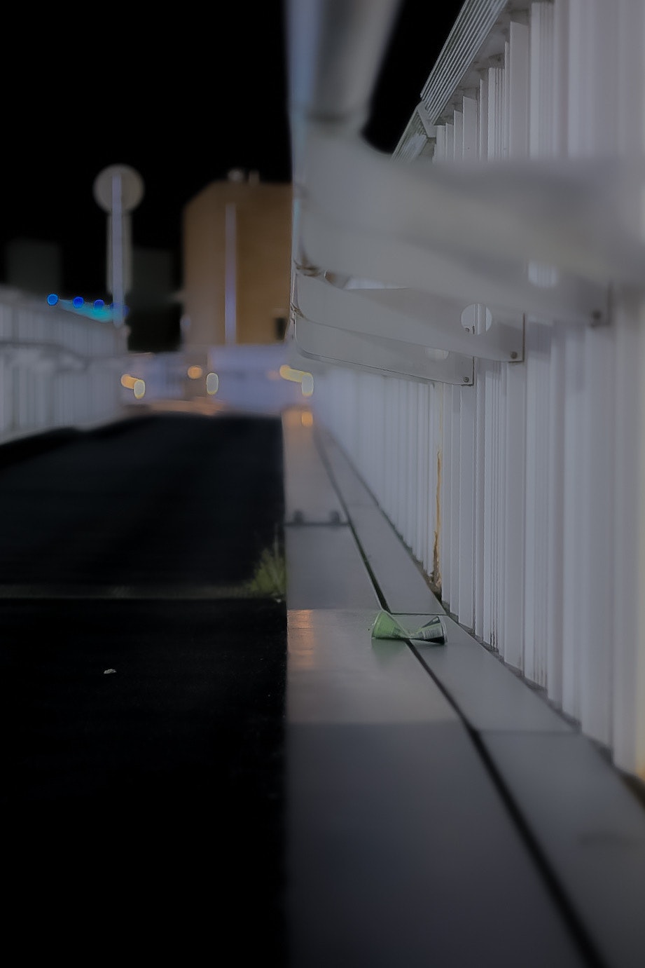 夜の高架下を走る線路のある通路