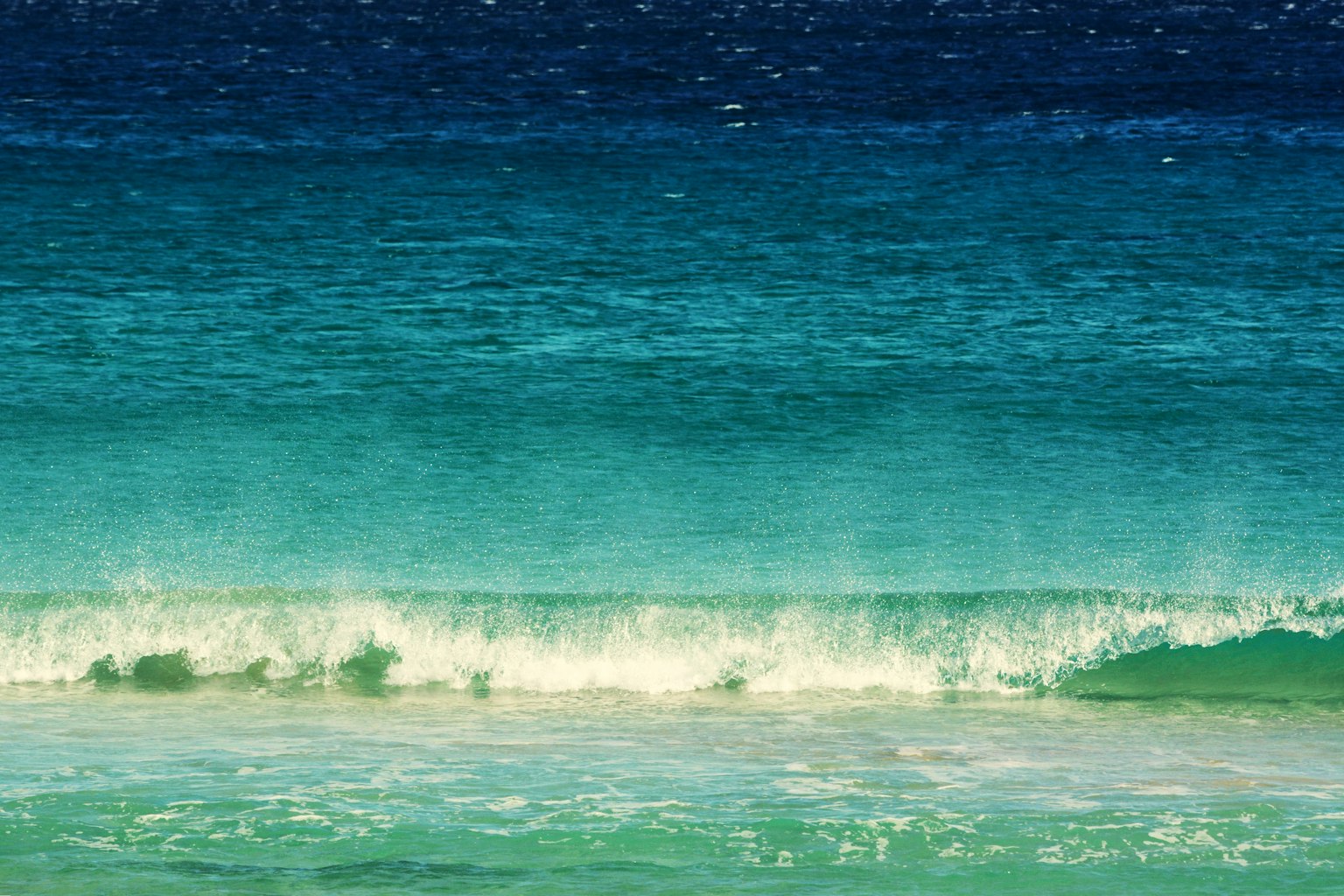 美麗的藍色海洋和海浪風景