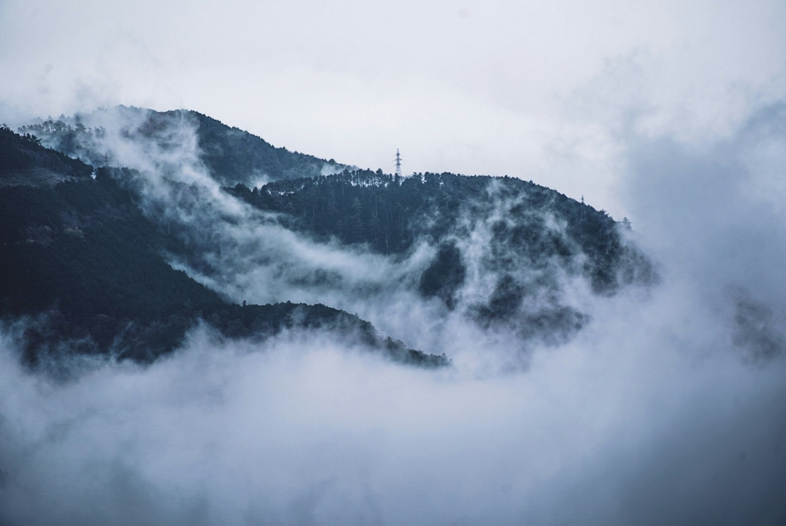 籠罩在霧中的山景