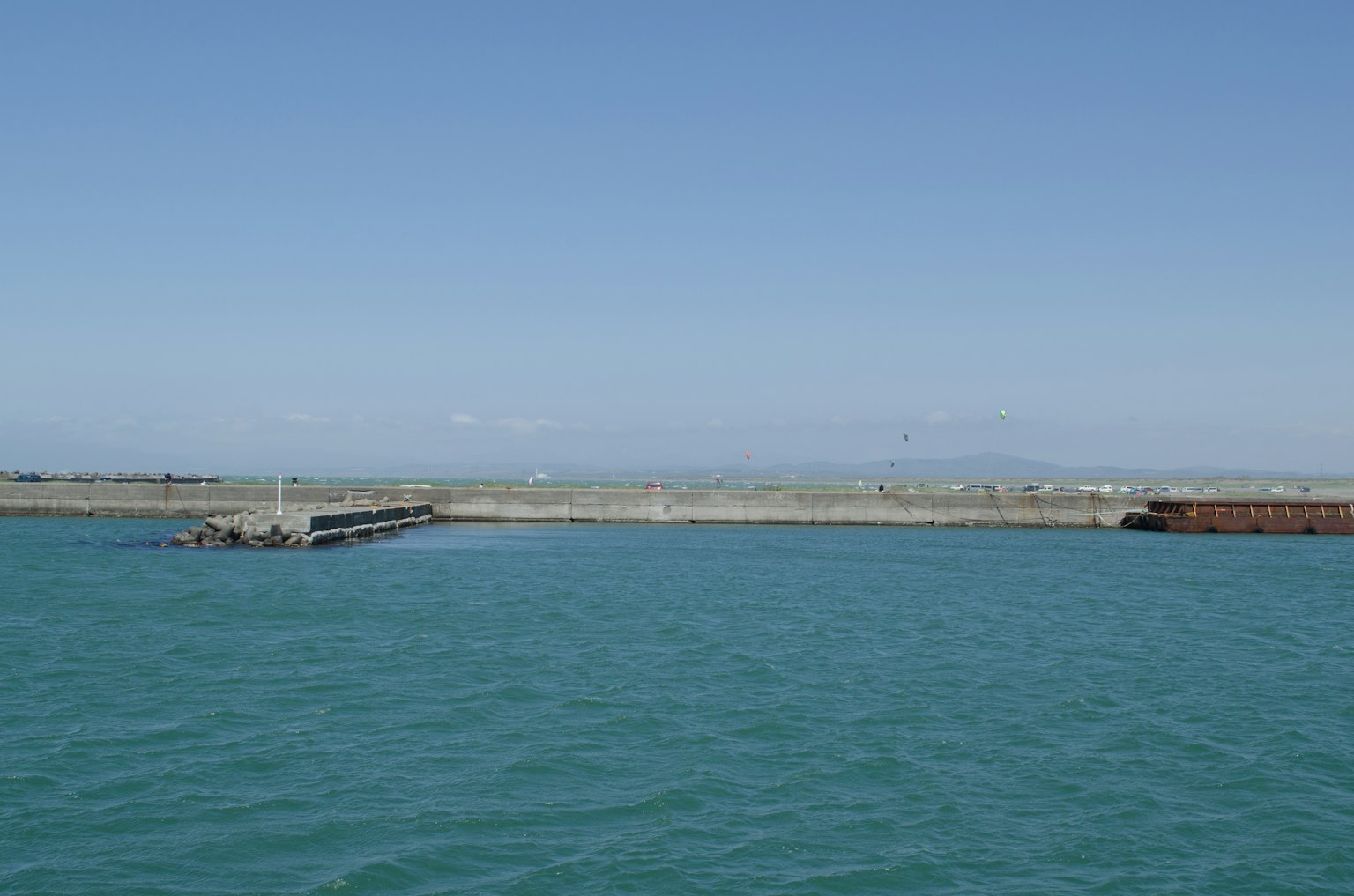 Vista panoramica di un porto con una barca sull'acqua blu e cielo sereno