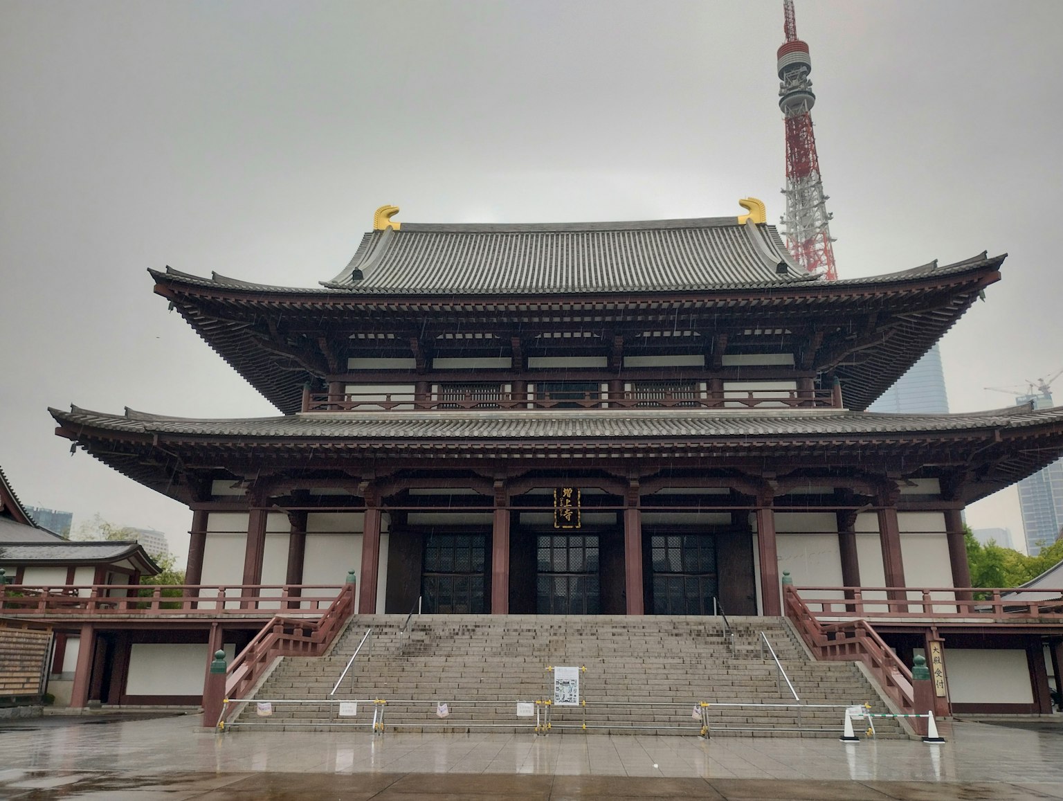 傳統日本寺廟的正面，背景是東京塔