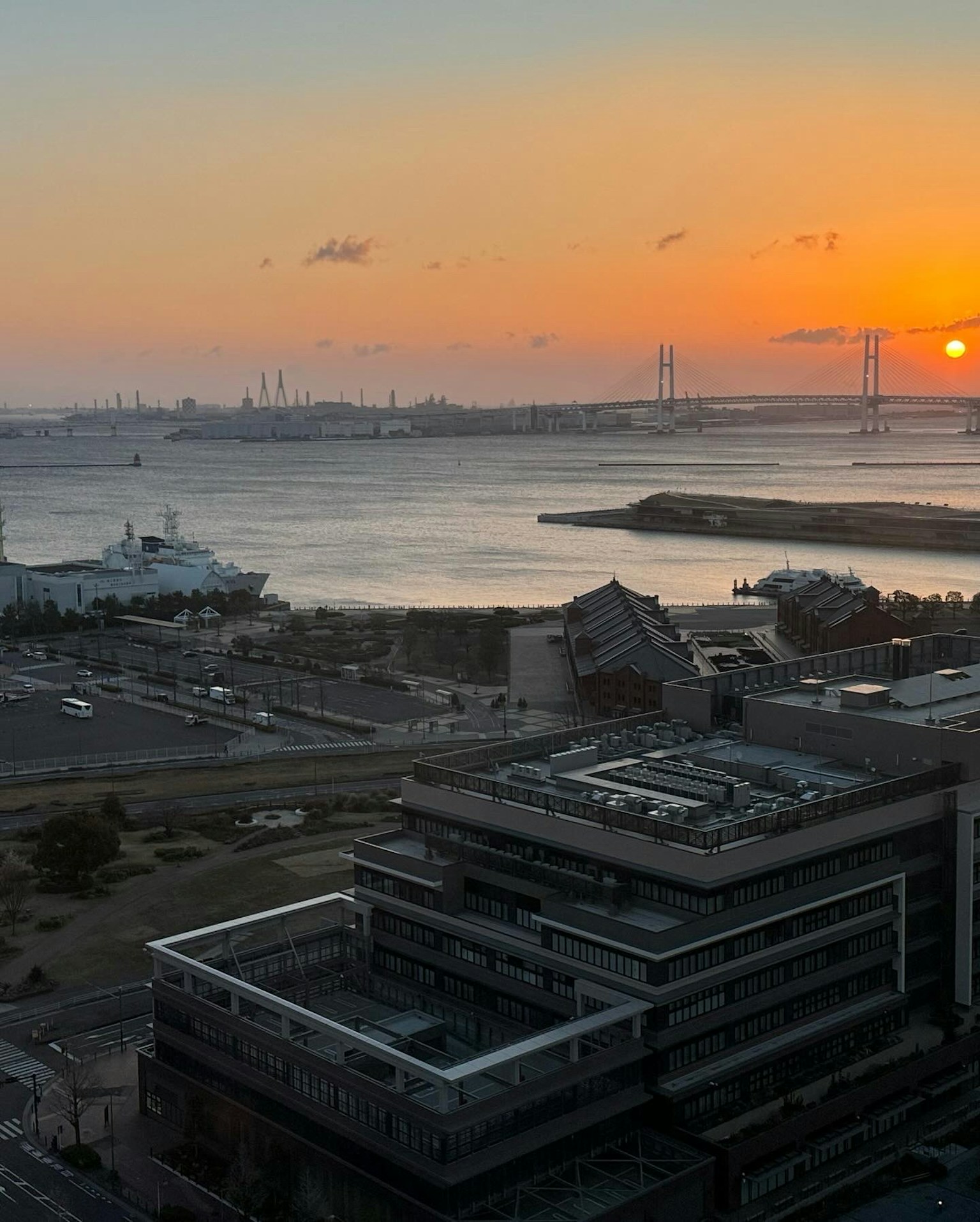 橫濱灣的日落景色，包含建築和橋樑