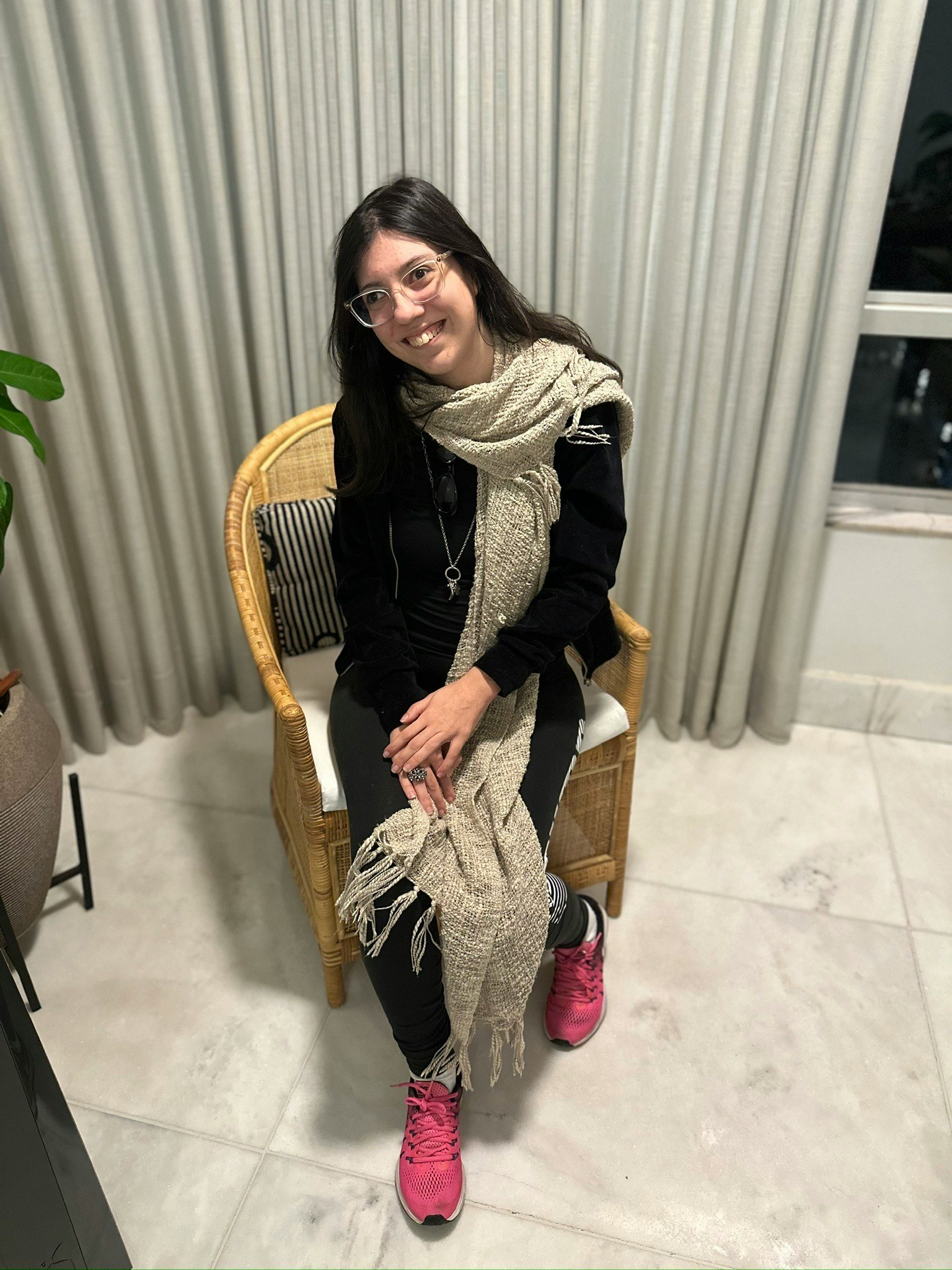 ベージュの椅子に座る女性のポートレート