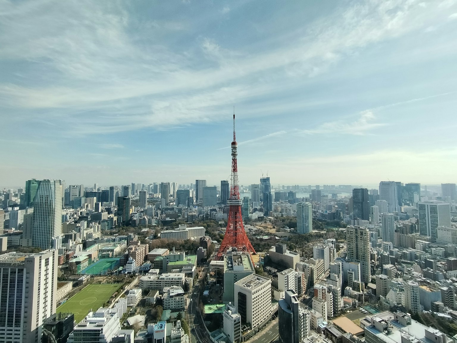 Pemandangan panorama Tokyo dengan Menara Tokyo di latar depan
