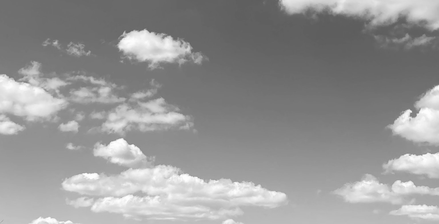 黑白天空中的雲朵輪廓