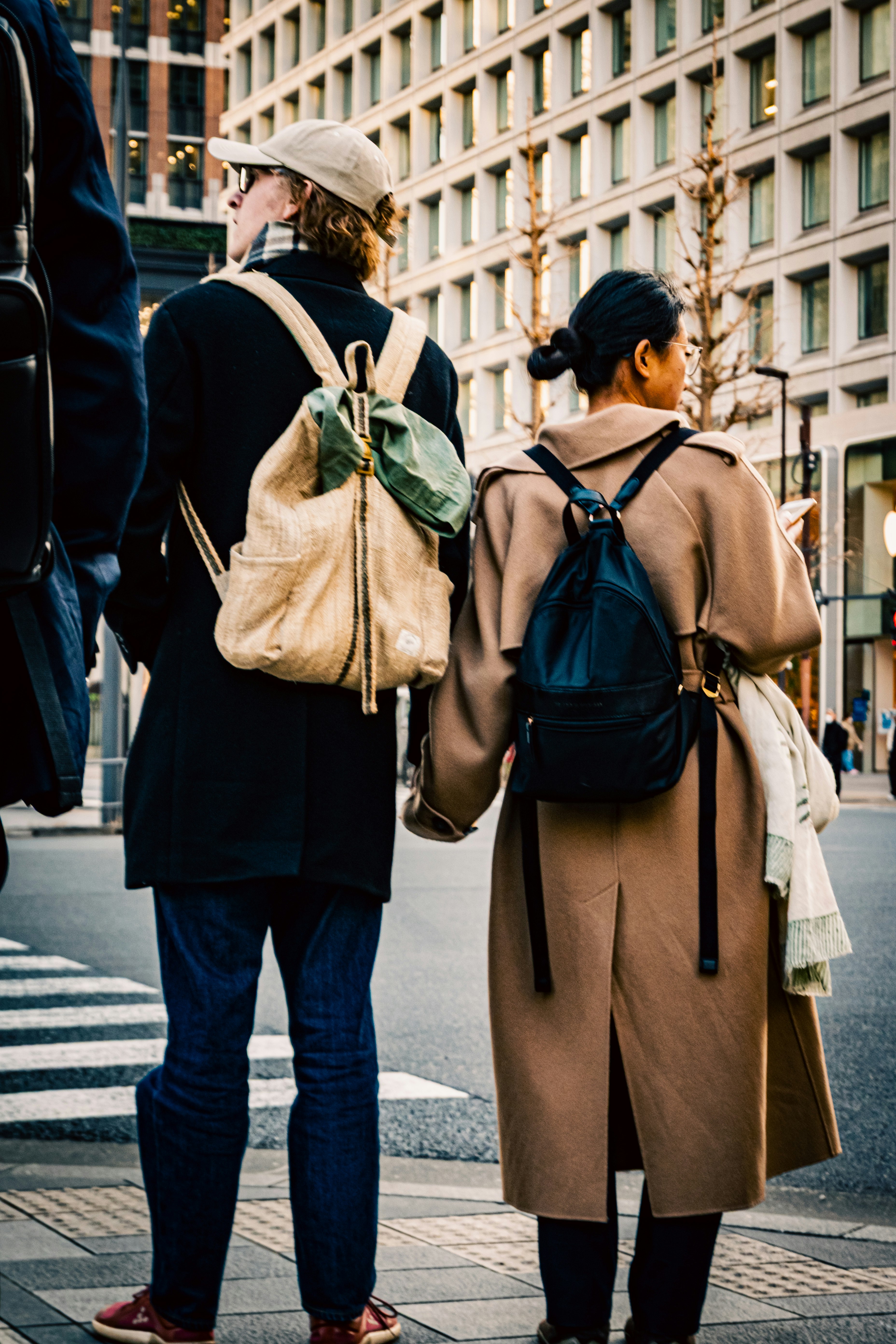 Scatto di strada con viaggiatori con lo zaino