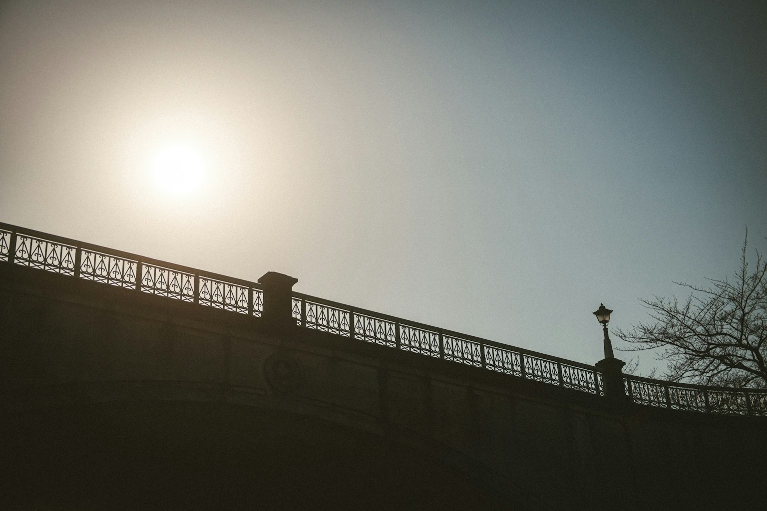 Silhouette d'un pont et d'une balustrade sous le soleil