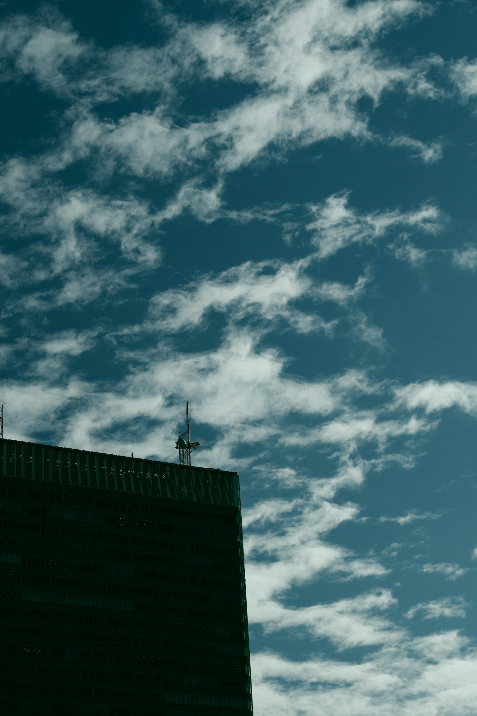 Parte di un edificio contro un cielo blu con nuvole