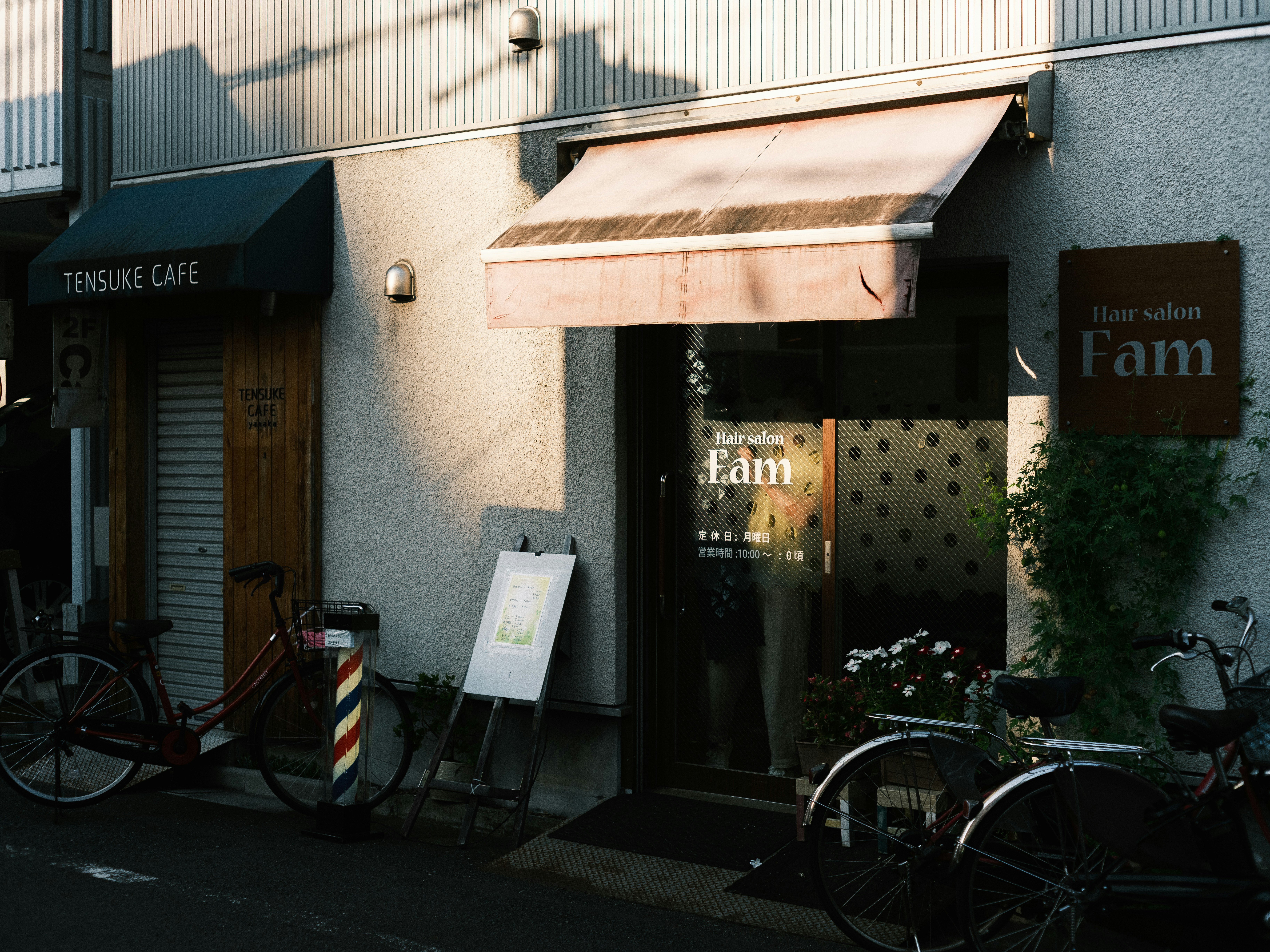 咖啡店入口與巷道裡的自行車外觀