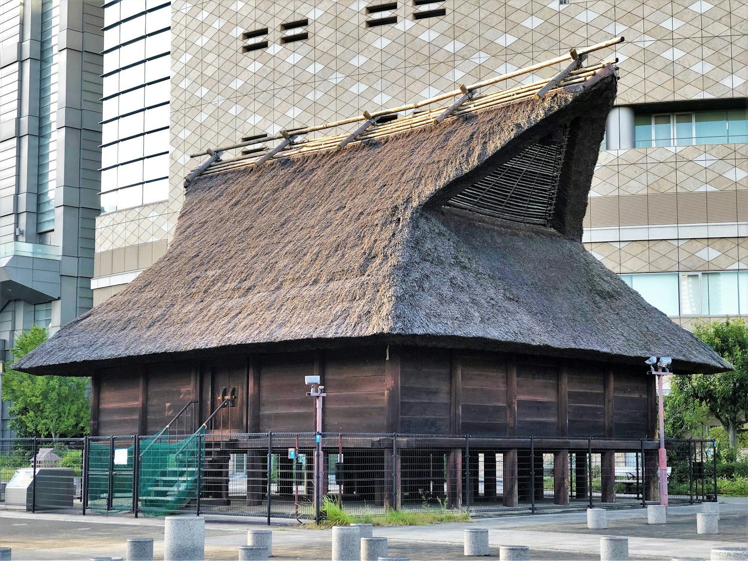 傳統日本建築，帶有茅草屋頂