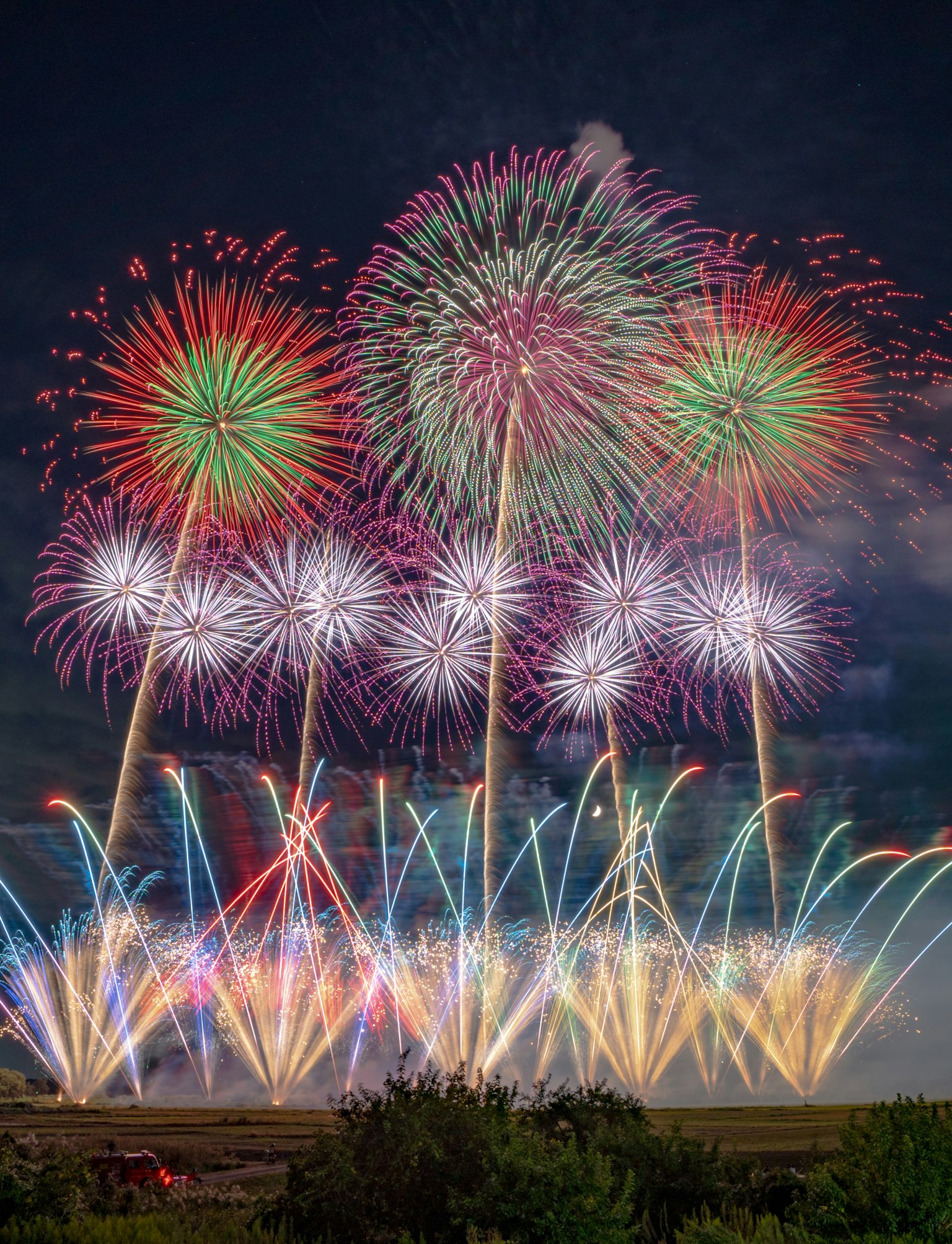 Espectáculo de fuegos artificiales coloridos iluminando el cielo nocturno