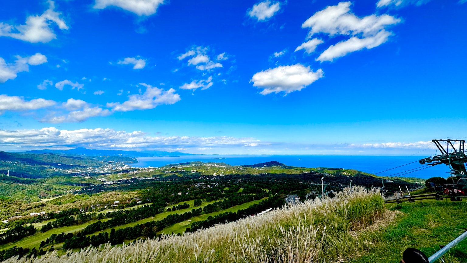 Vista panoramica dalla cima di una montagna che mostra un bellissimo paesaggio oceanico e cielo blu