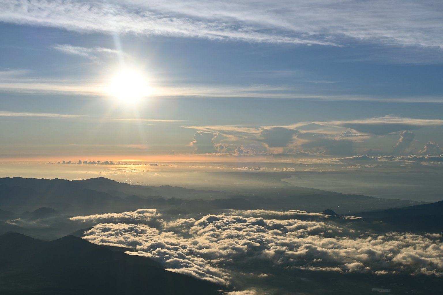 Stupenda alba su un mare di nuvole con montagne sullo sfondo