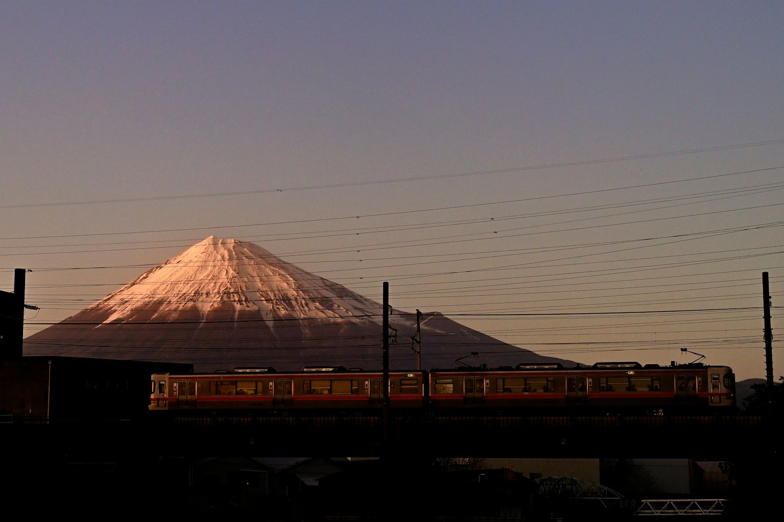 ภูเขาฟูจิกับรถไฟในฉากหลังขณะพระอาทิตย์ตก
