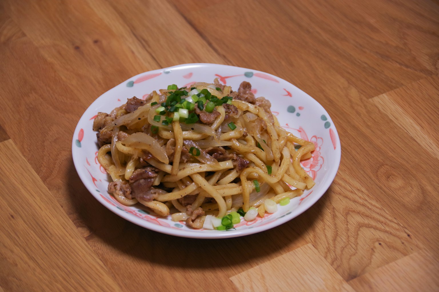 盘子里的肉和洋葱乌冬面