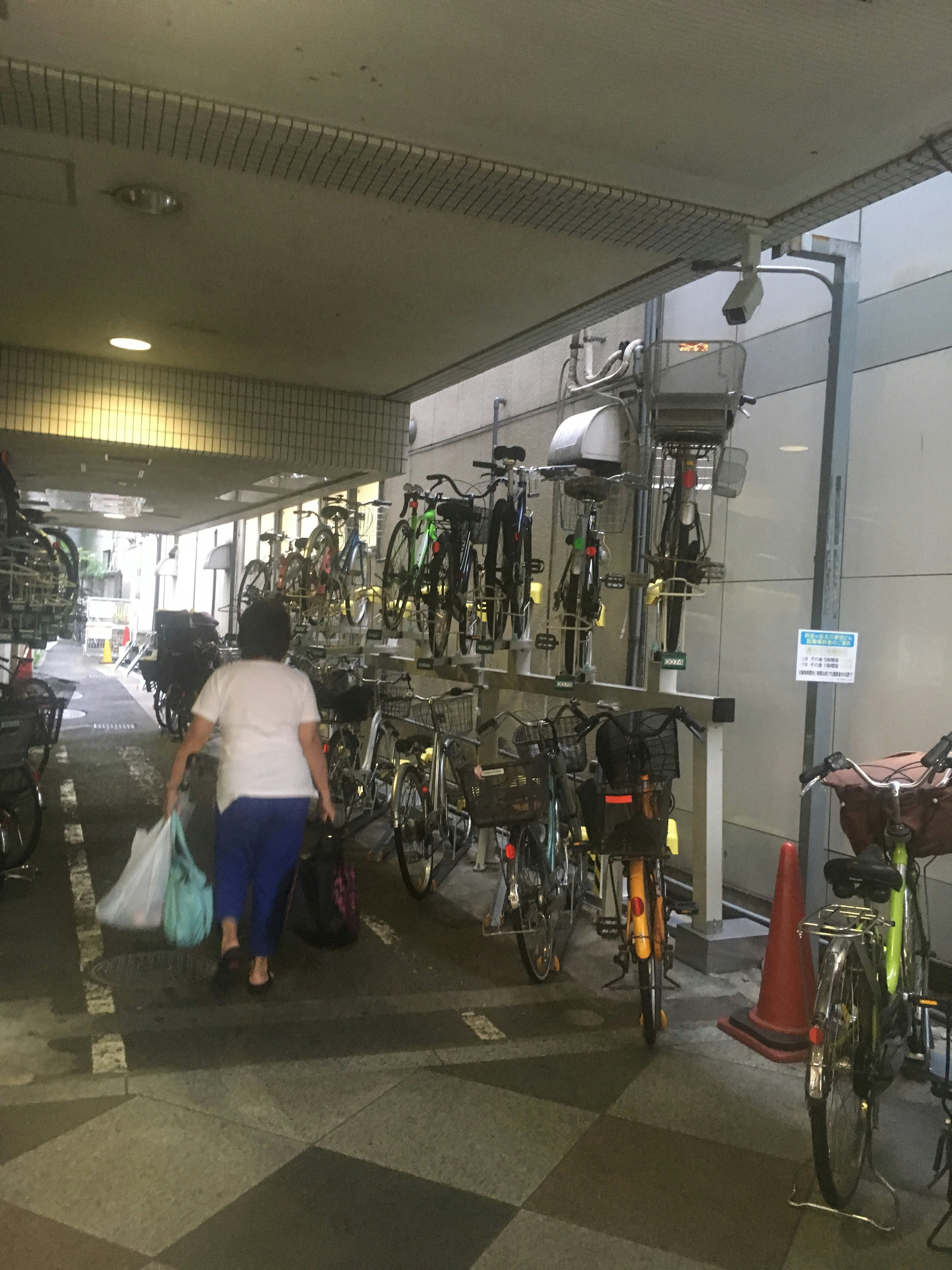 室内停放区里一排自行车