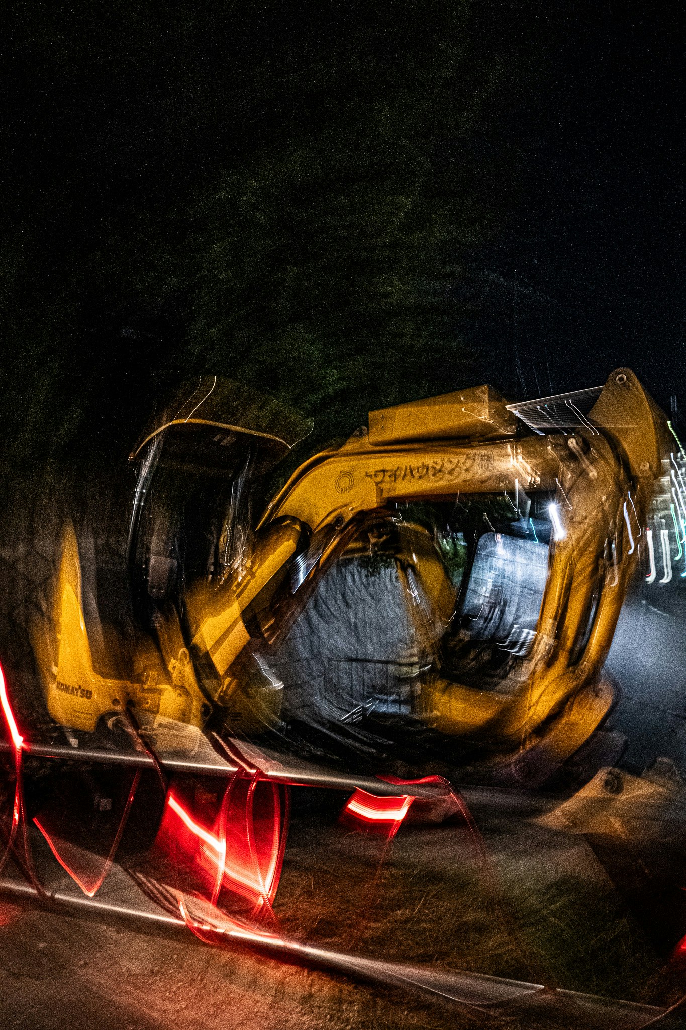 トンネル内を走るショベルカーの夜景