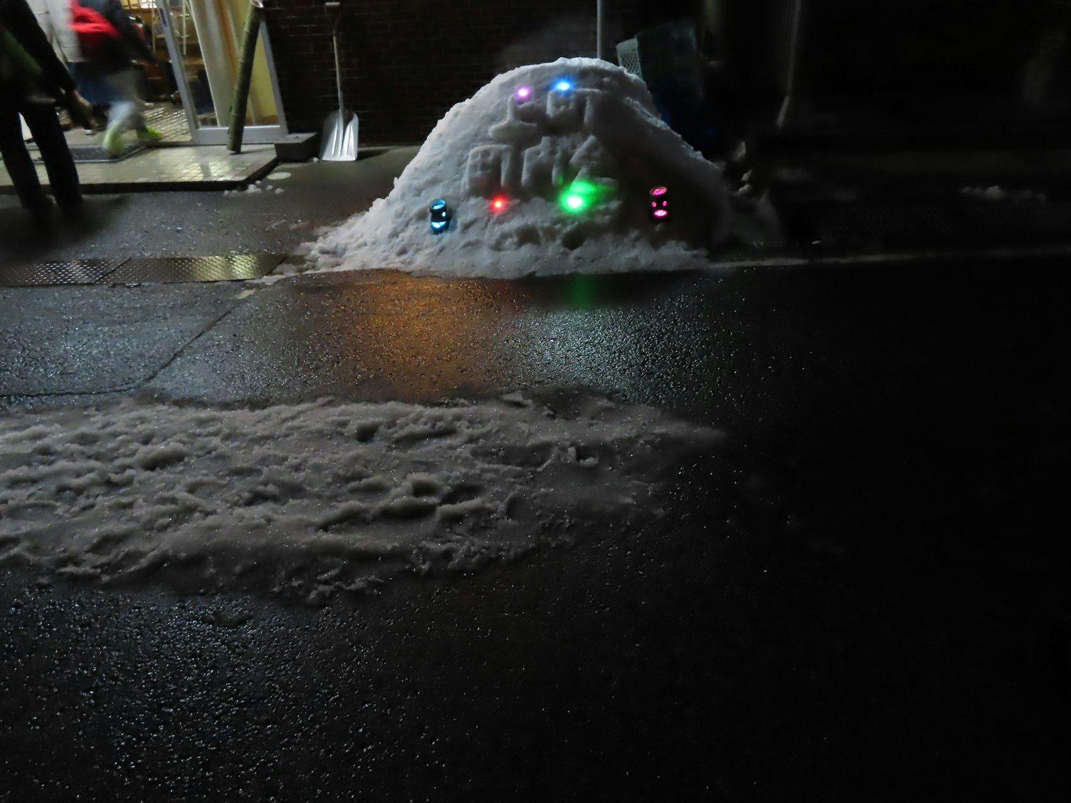 夜間街景中裝飾著彩色燈光的雪堆
