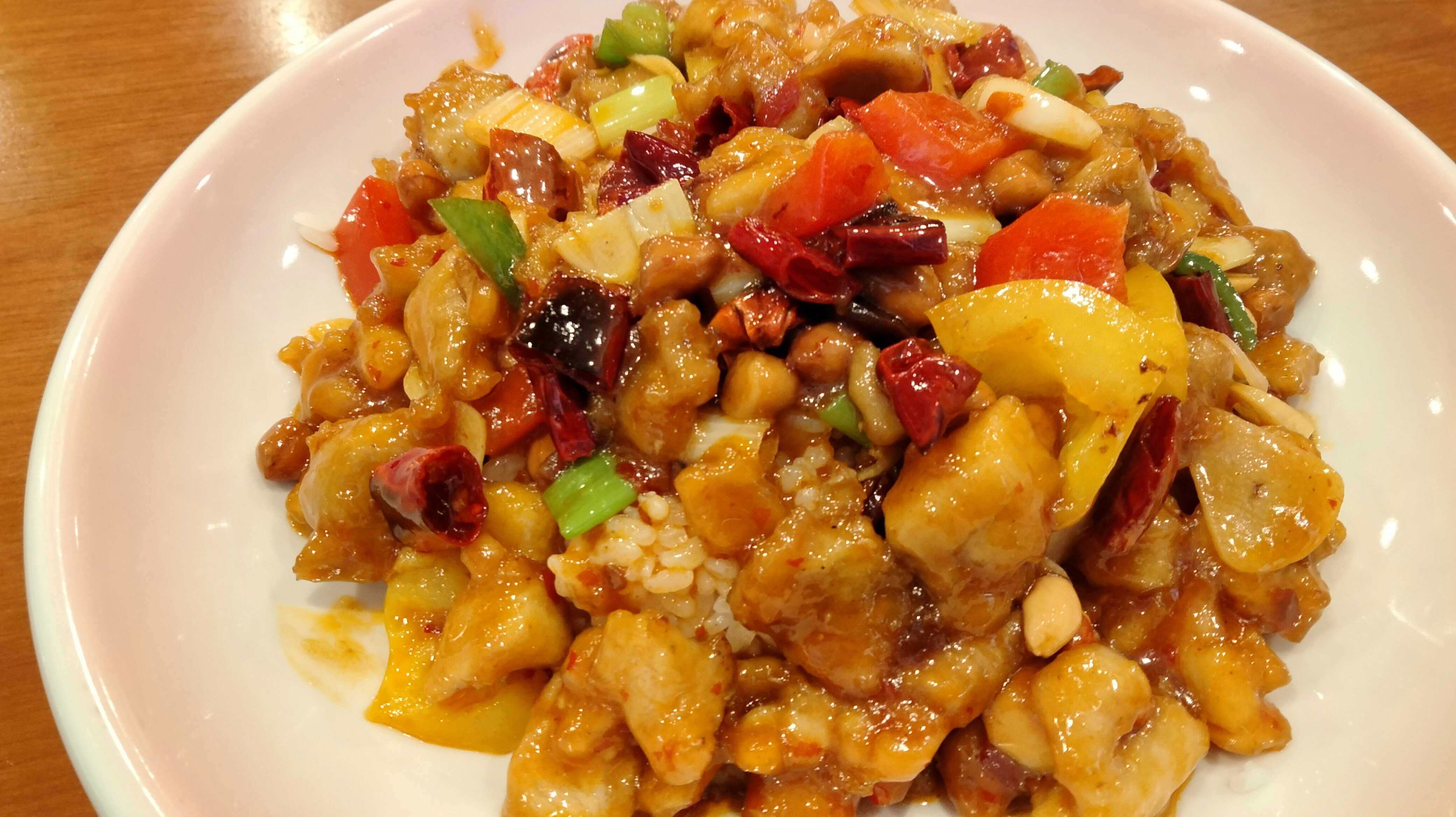 món cơm kiểu paella nhiều màu trên bàn gỗ