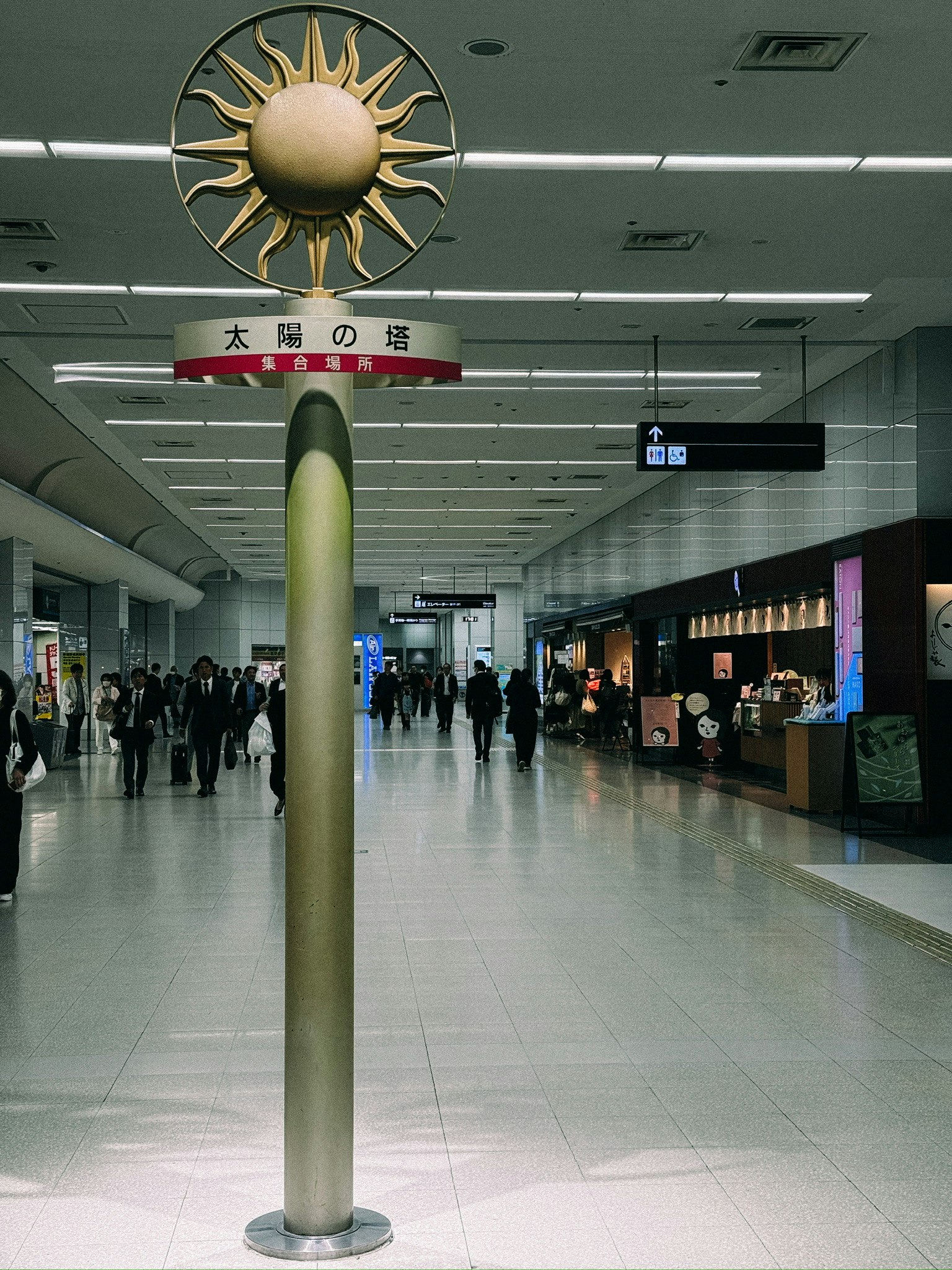 太陽のモチーフがある駅構内の広い通路