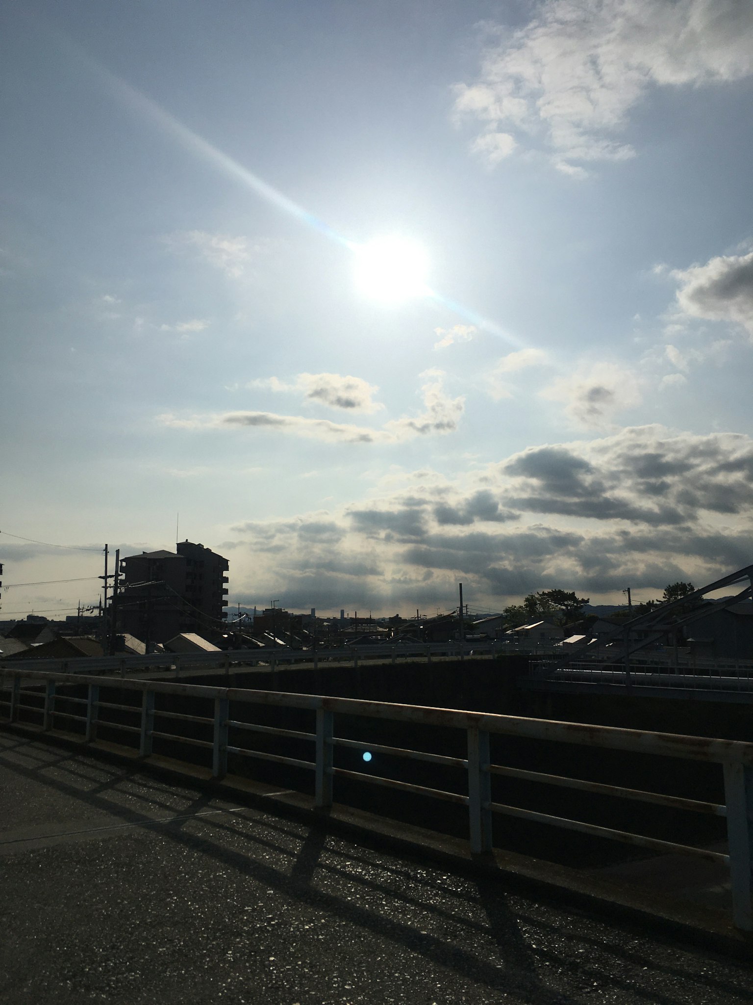 Paseo escénico bajo un cielo brillante con un sol radiante