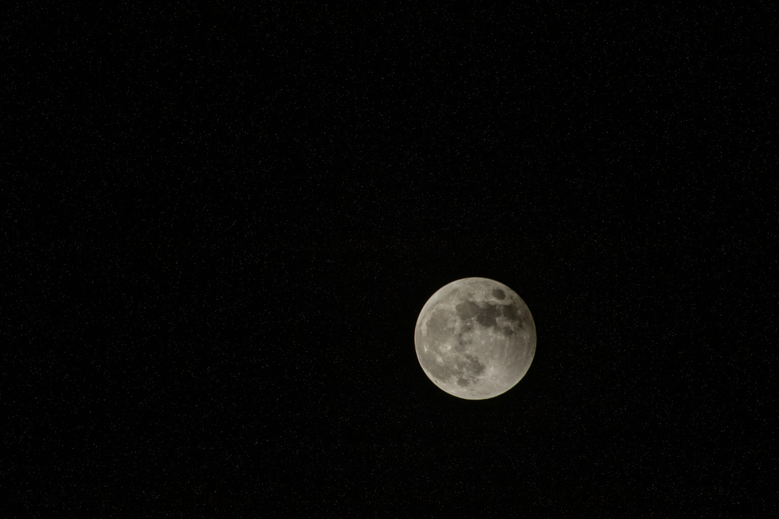 夜空中清晰的滿月圖像
