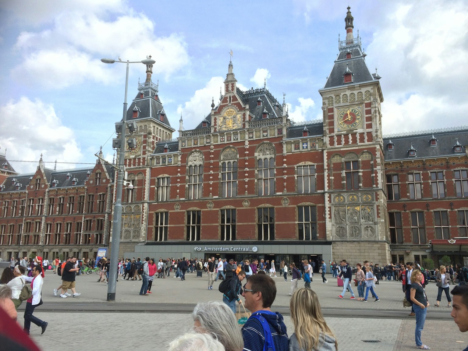 Gare centrale d'Amsterdam historique avec une foule de personnes