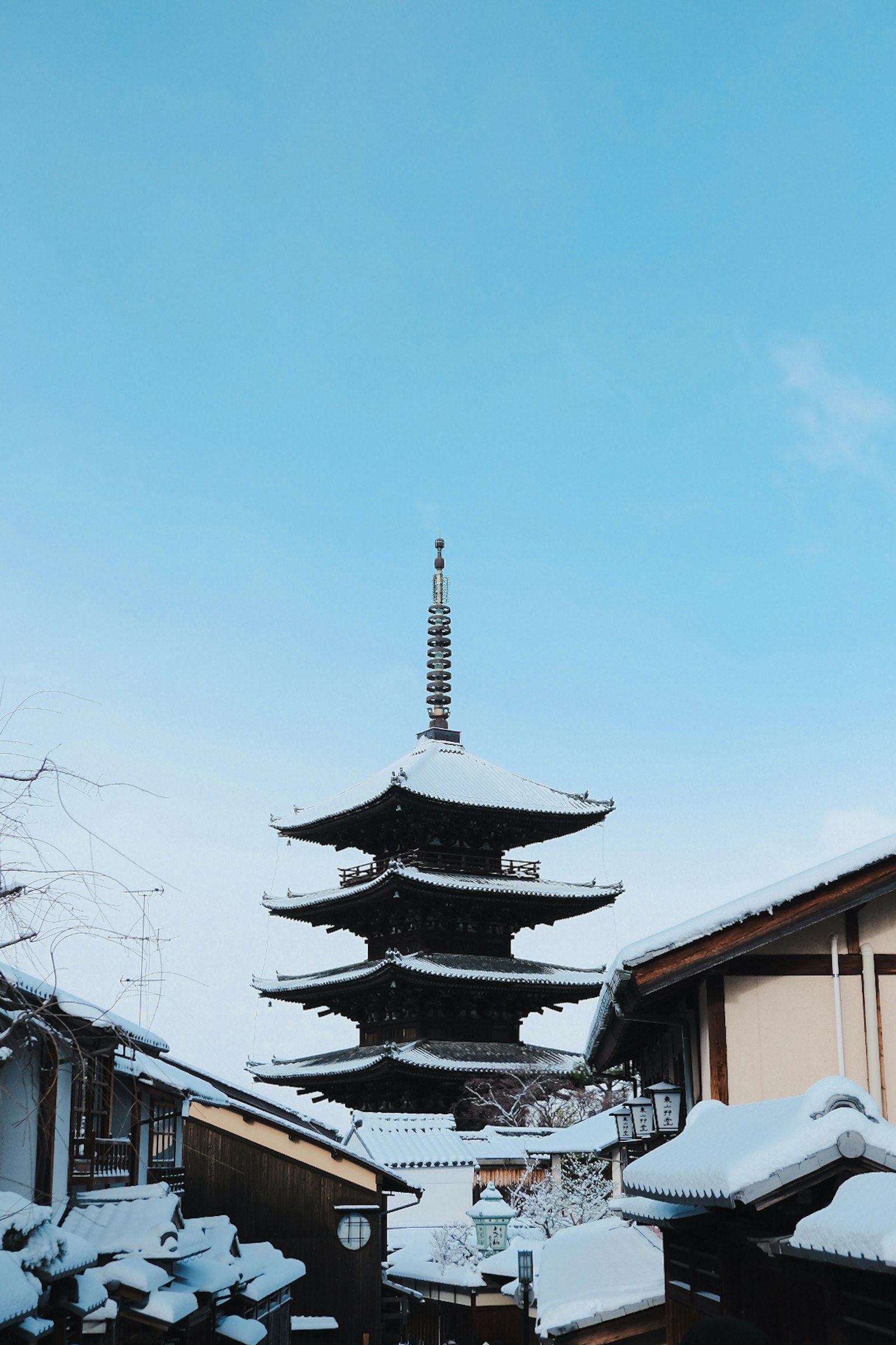Schneebedeckte Pagode unter klarem blauen Himmel