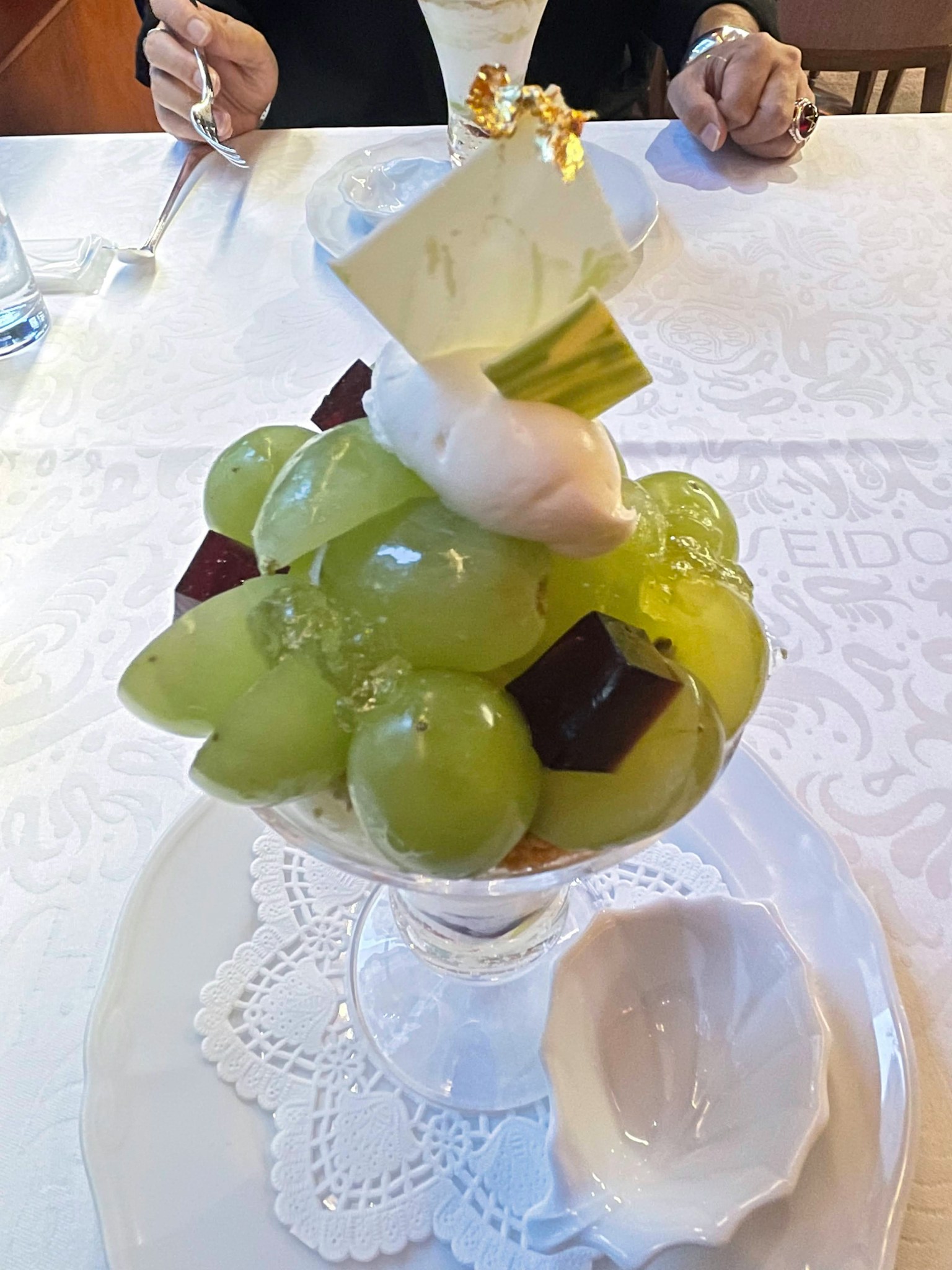 甜點，綠色葡萄和果凍，上面放有奶油和金箔
