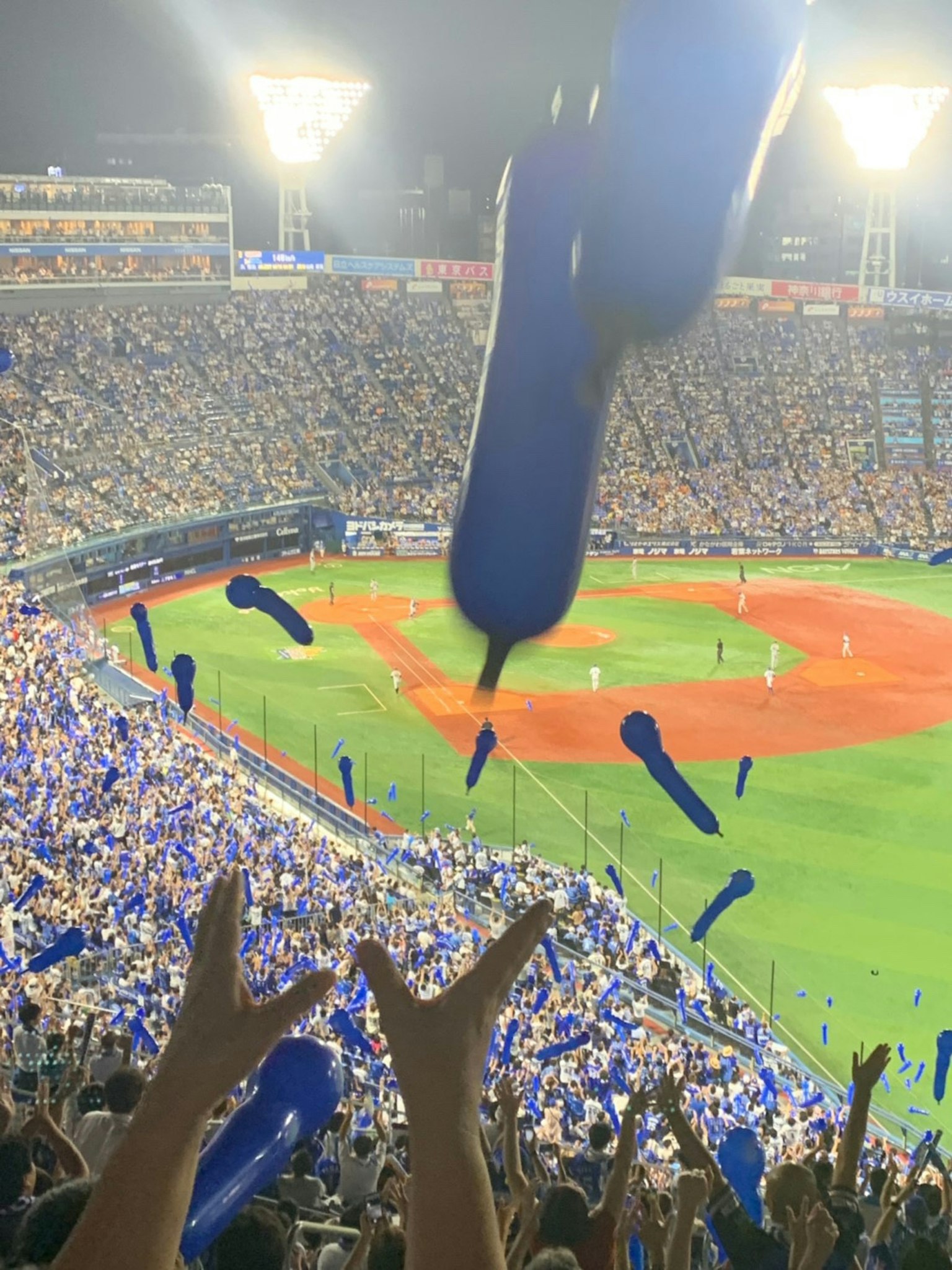 Fans schwenken blaue Unterstützungsobjekte in einem Baseballstadion